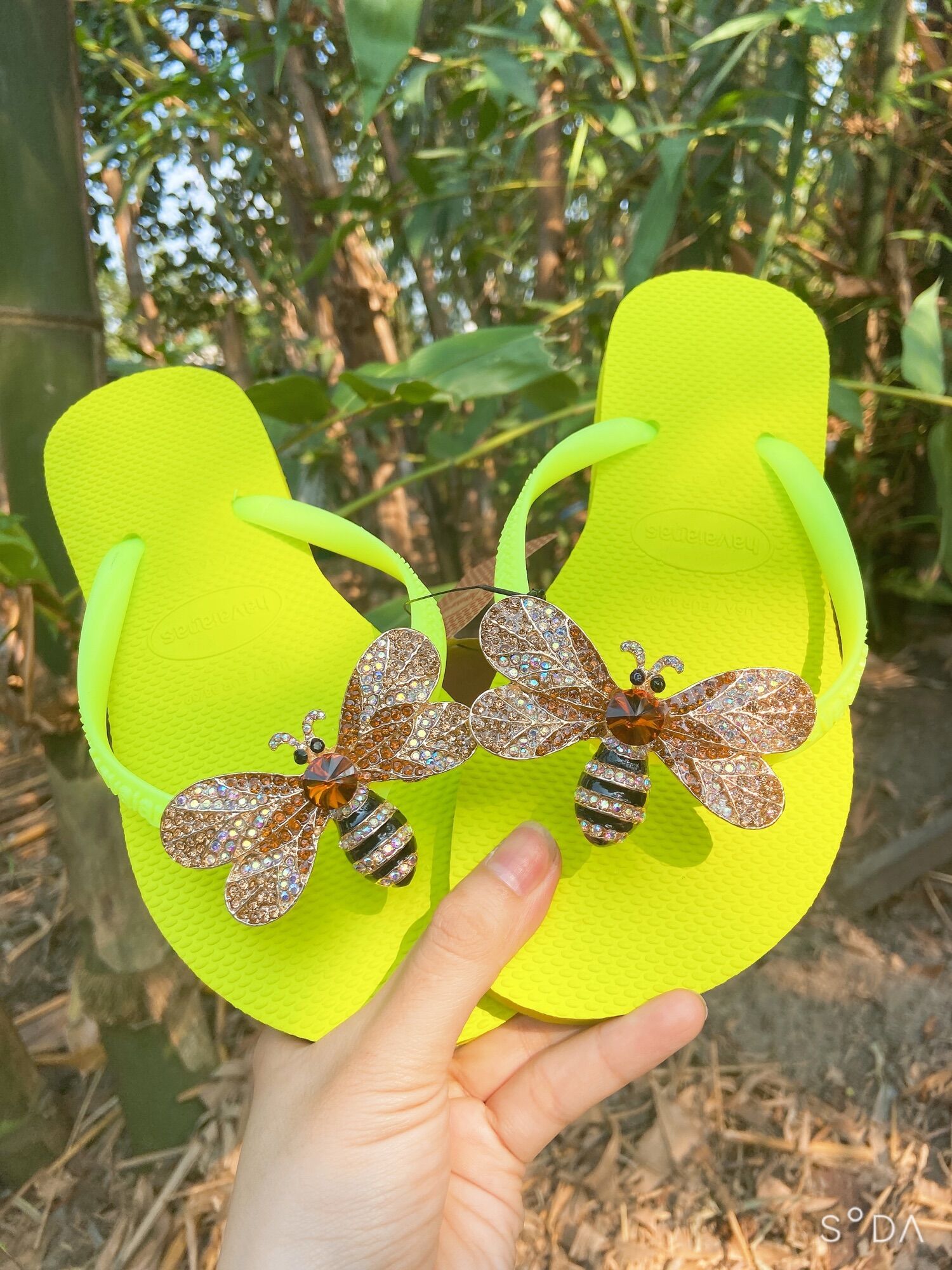 Havaianas kèm charm ong chúa