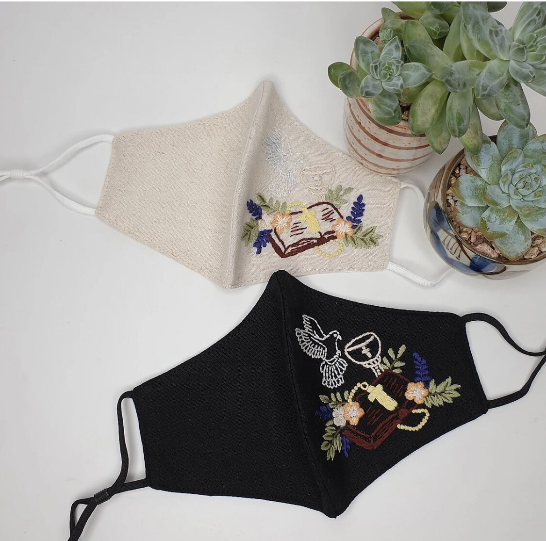 Khẩu trang vài linen thêu tay