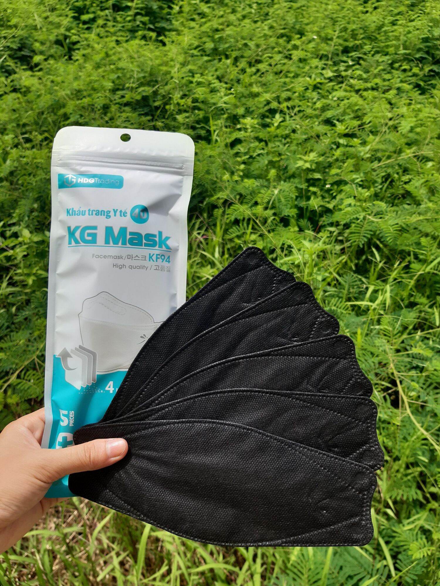 Khẩu trang 4D KG Mask KF94.➩Quy cách đóng gói : 1 túi 5 chiếc
➩Mô tả sản phẩm 
✔ 1 lớp giấy lọc kháng khuẩn, 3 lớp vải SMS kháng khuẩn 
✔ Ngăn chặn khói bụi, vi khuẩn, bảo vệ hệ hô hấp.

✔ Chất liệu vải không dệt tự nhiên, mềm mịn, không thấm nước.