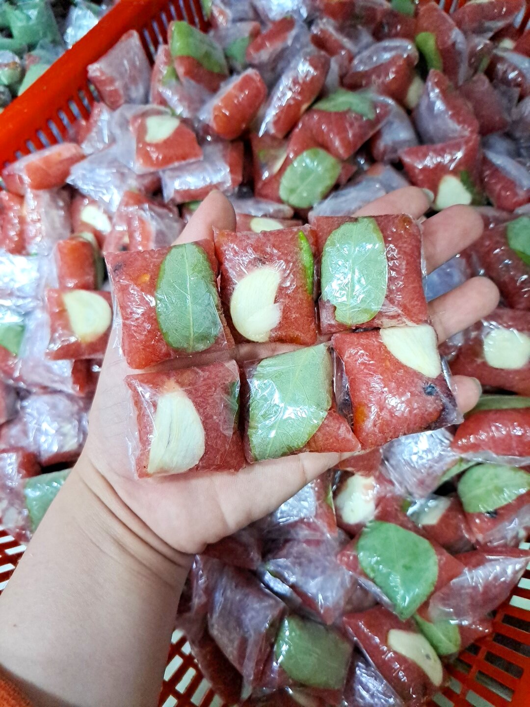 NEM CHUA LAI VUNG TỎI ỚT + LÁ ( HỘP 10 CHIẾC NHƯ HÌNH )