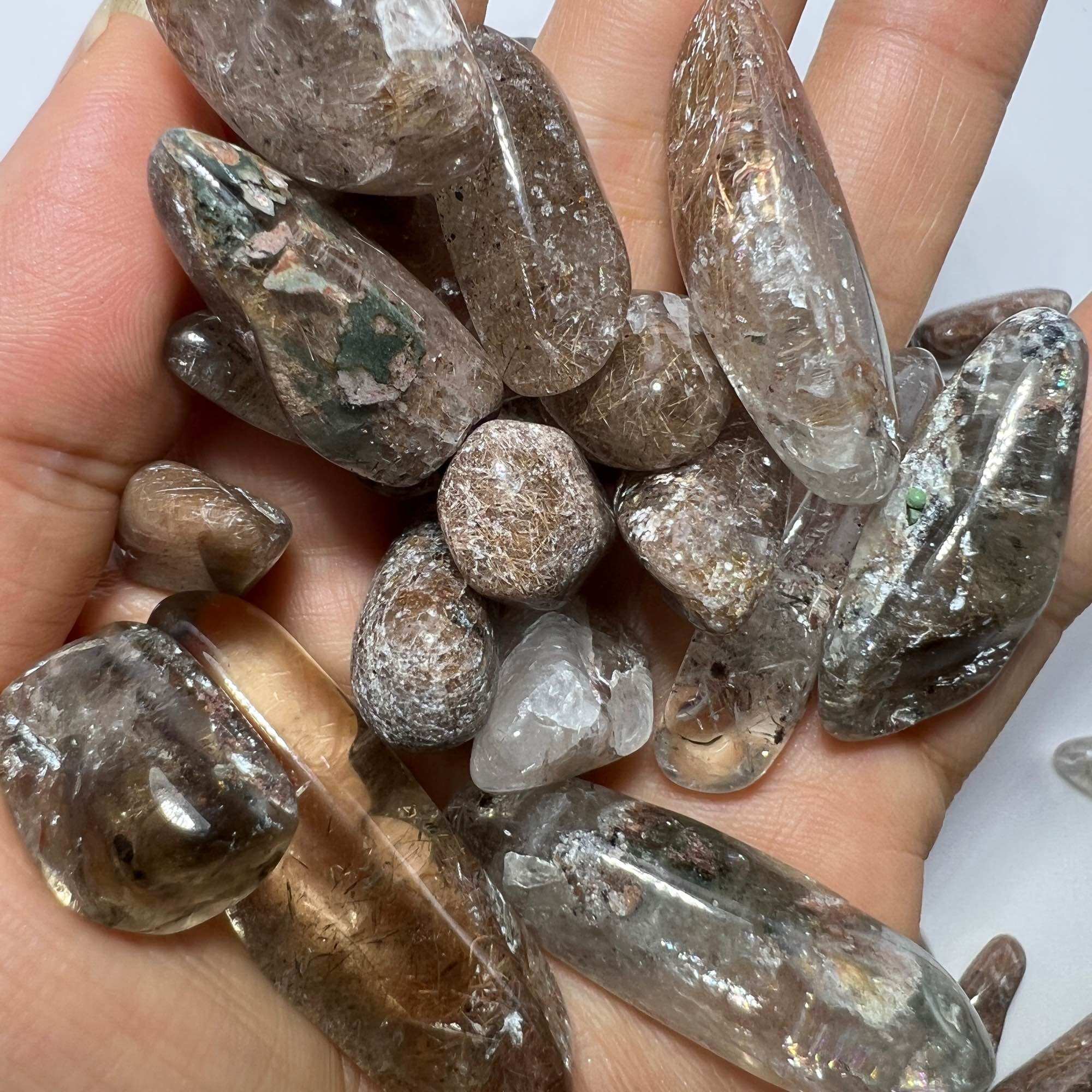 3578-GIÁ MỘT VIÊN THẠCH ANH TÓC QUẾ PHONG ( THIÊN NHIÊN ) KHÔNG XỬ LÝ.ĐÃ RUNG BÓNG.