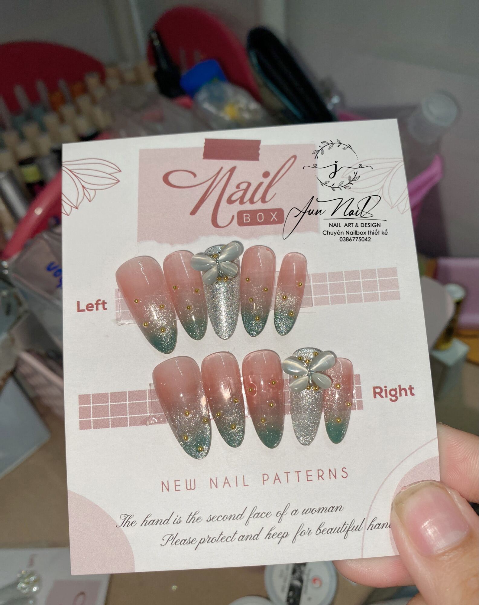 Nail ombre mắt mèo giá rẻ: Làm đẹp cho tay với phong cách nail ombre mắt mèo giá cả hợp lý. Tận hưởng sự lãng mạn và độc đáo của thiết kế này. Khám phá ngay hình ảnh để có sự lựa chọn hoàn hảo cho bộ móng của bạn.