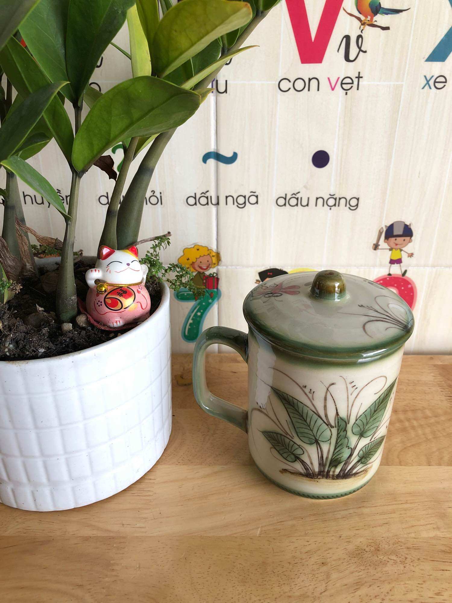 Ly sứ quay có nắp đậy 300ml cỏ xanh, hoạ tiết Hoa Cỏ Chuồng Chuồn