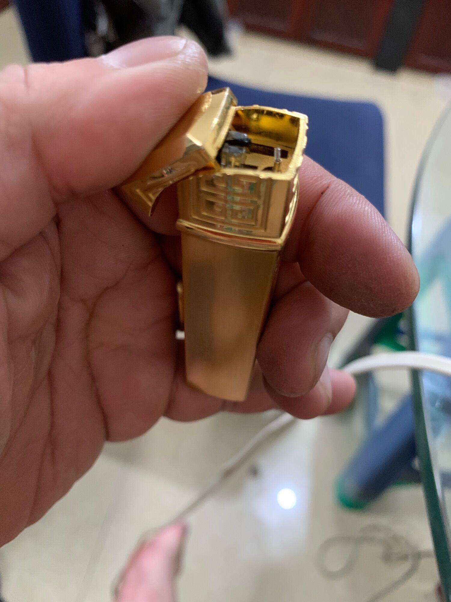 Bật lửa Givenchy vàng.