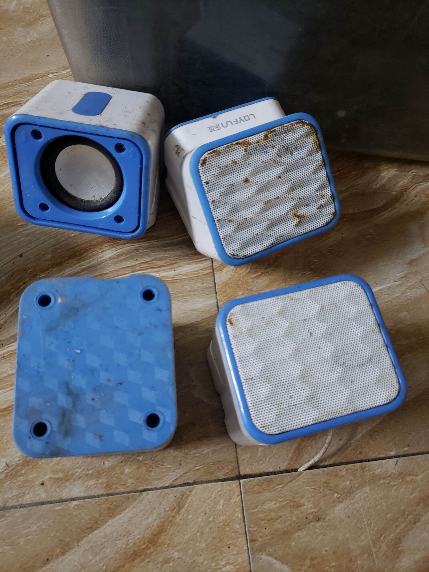 Loa Bluetooth cũ hỏng cần sửa chữa