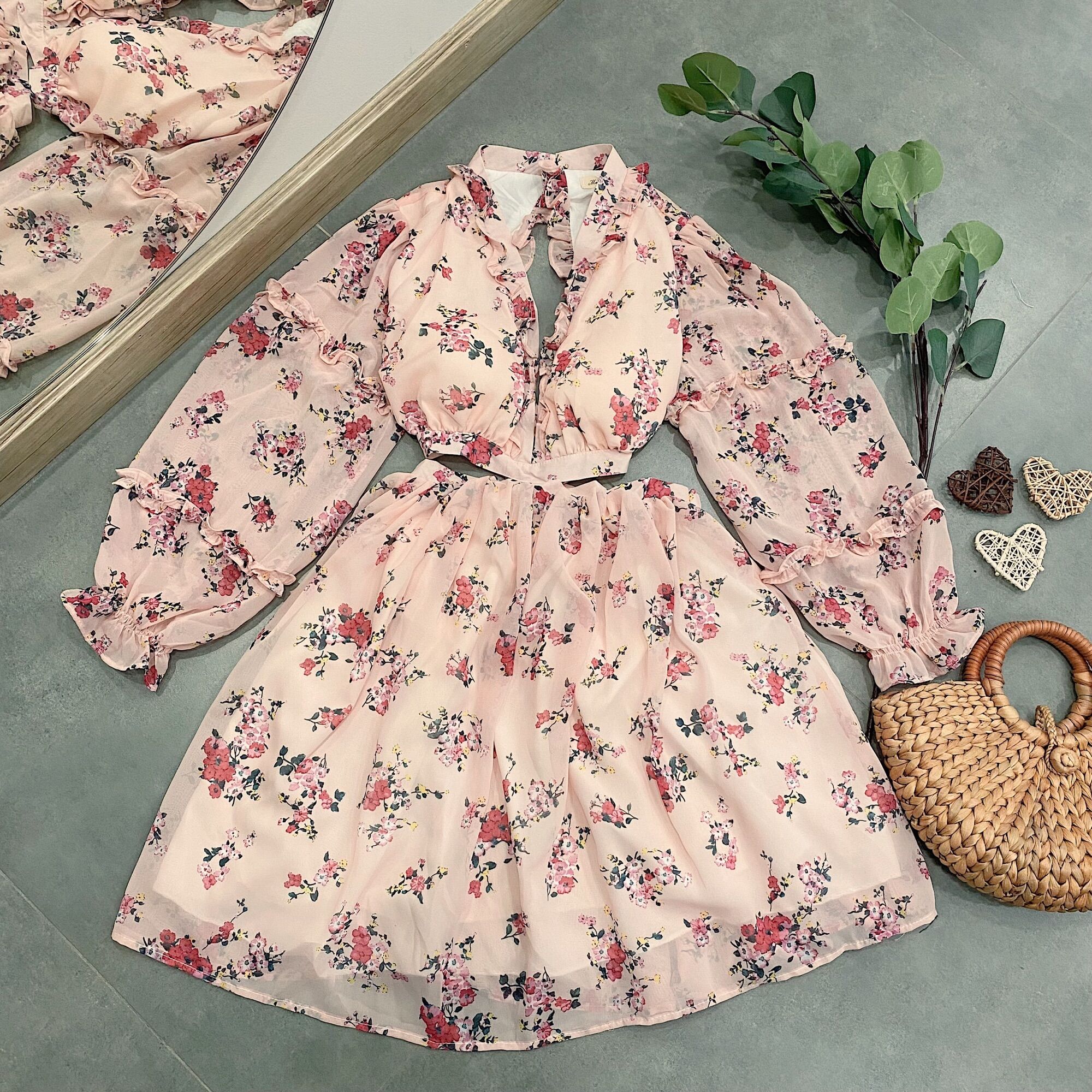 Đầm hở lưng cut out eo tone hồng nhẹ