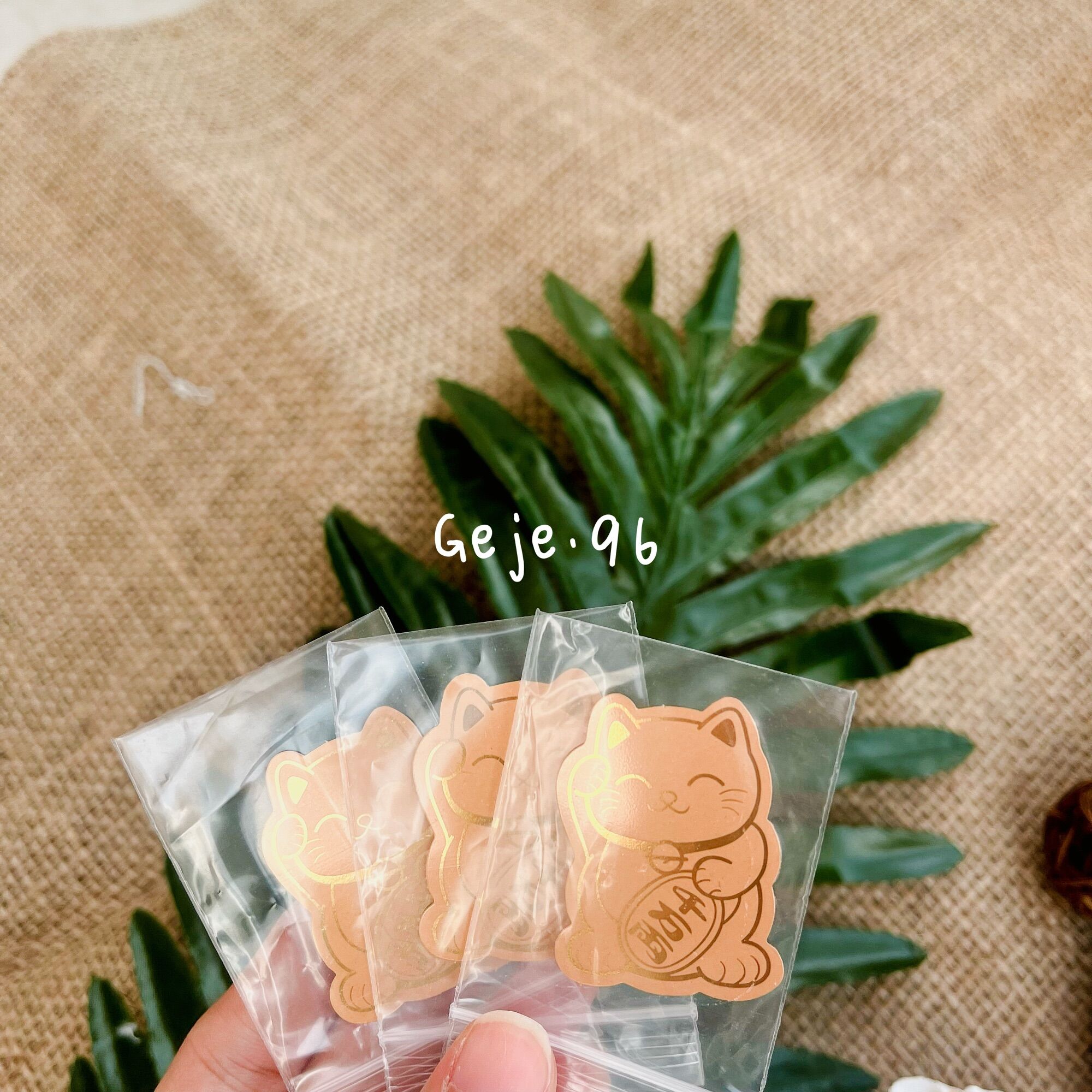 Miếng dán mèo thần tài mạ vàng