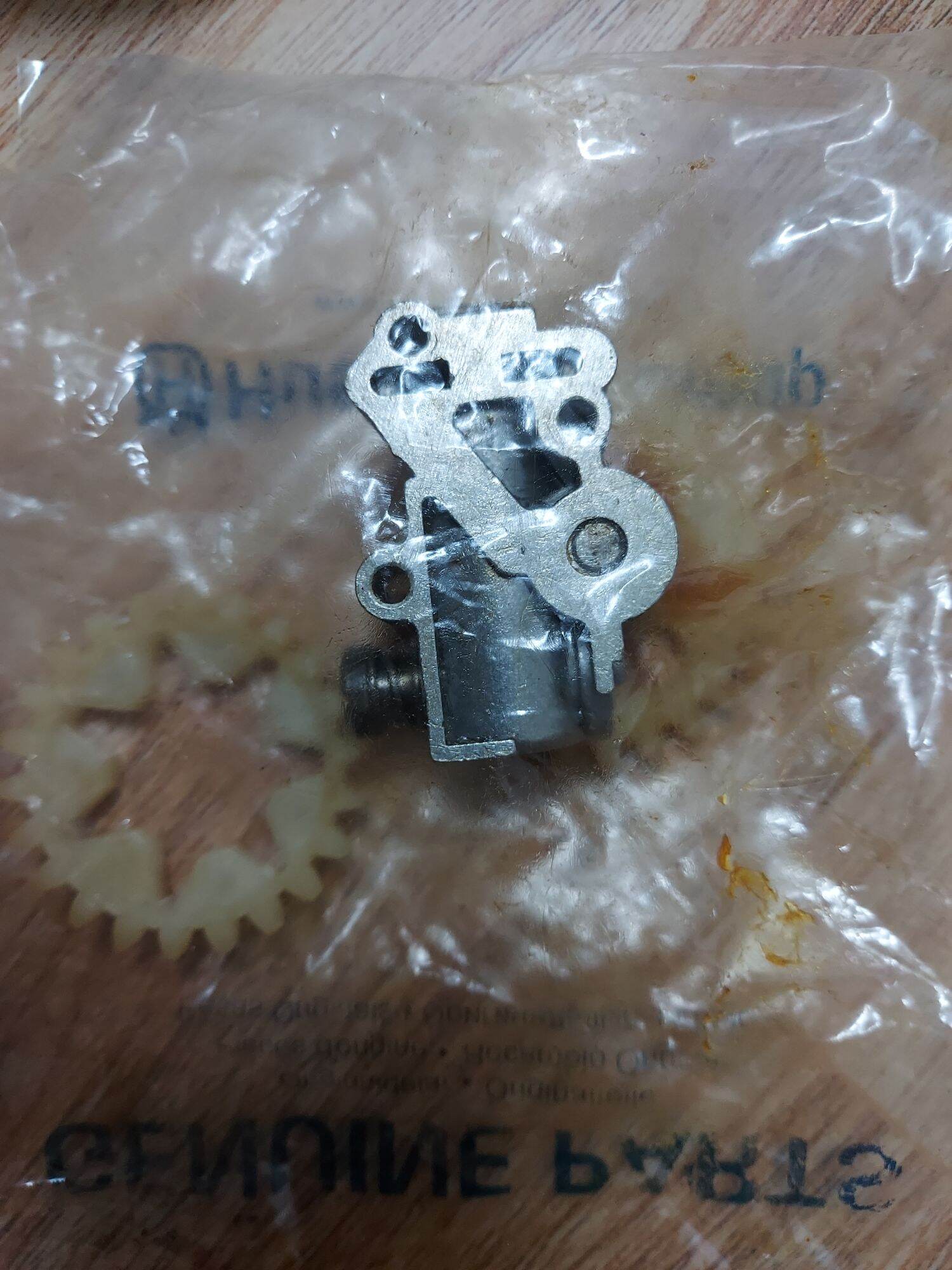 Bộ heo nhờn máy cưa xích 381 Hu/ bộ heo nhớt máy cưa xích 381/ bộ bơm nhớt máy cưa xích 381
