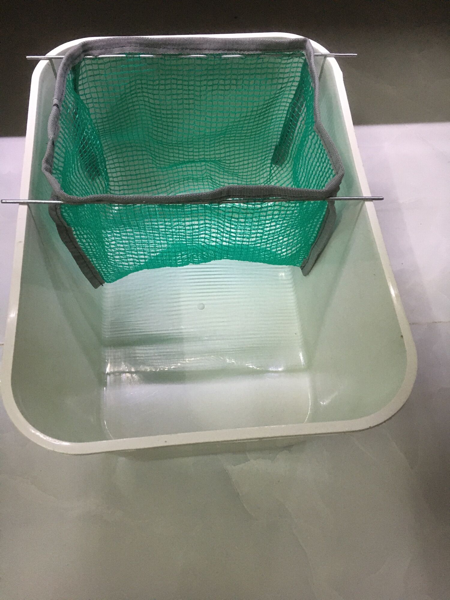 Lồng lưới đẻ cá Guppy cho khay 7l