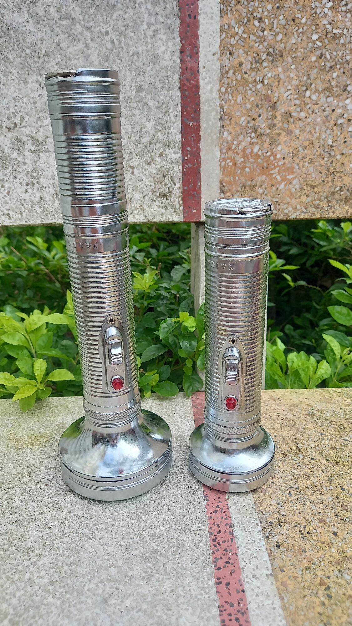 Đèn pin vỏ sắt xưa cũ