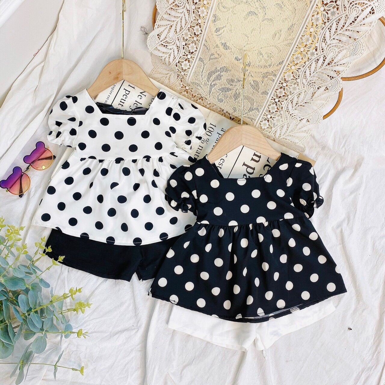 Set áo chấm bi nơ sau lưng bé gái