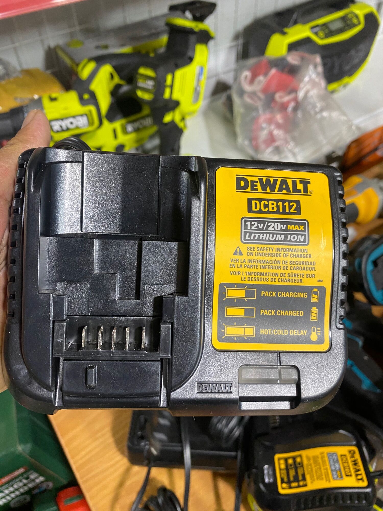 Xạc pin dewalt dcb112 hàng mỹ
