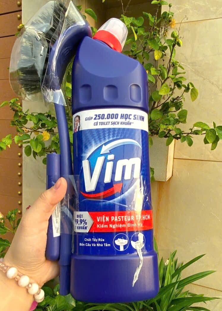 VIM TẨY BỒN CẦU NHÀ VỆ SINH  CHAI 880ML KÈM QUÀ TẶNG CỌ VỆ SINH.
