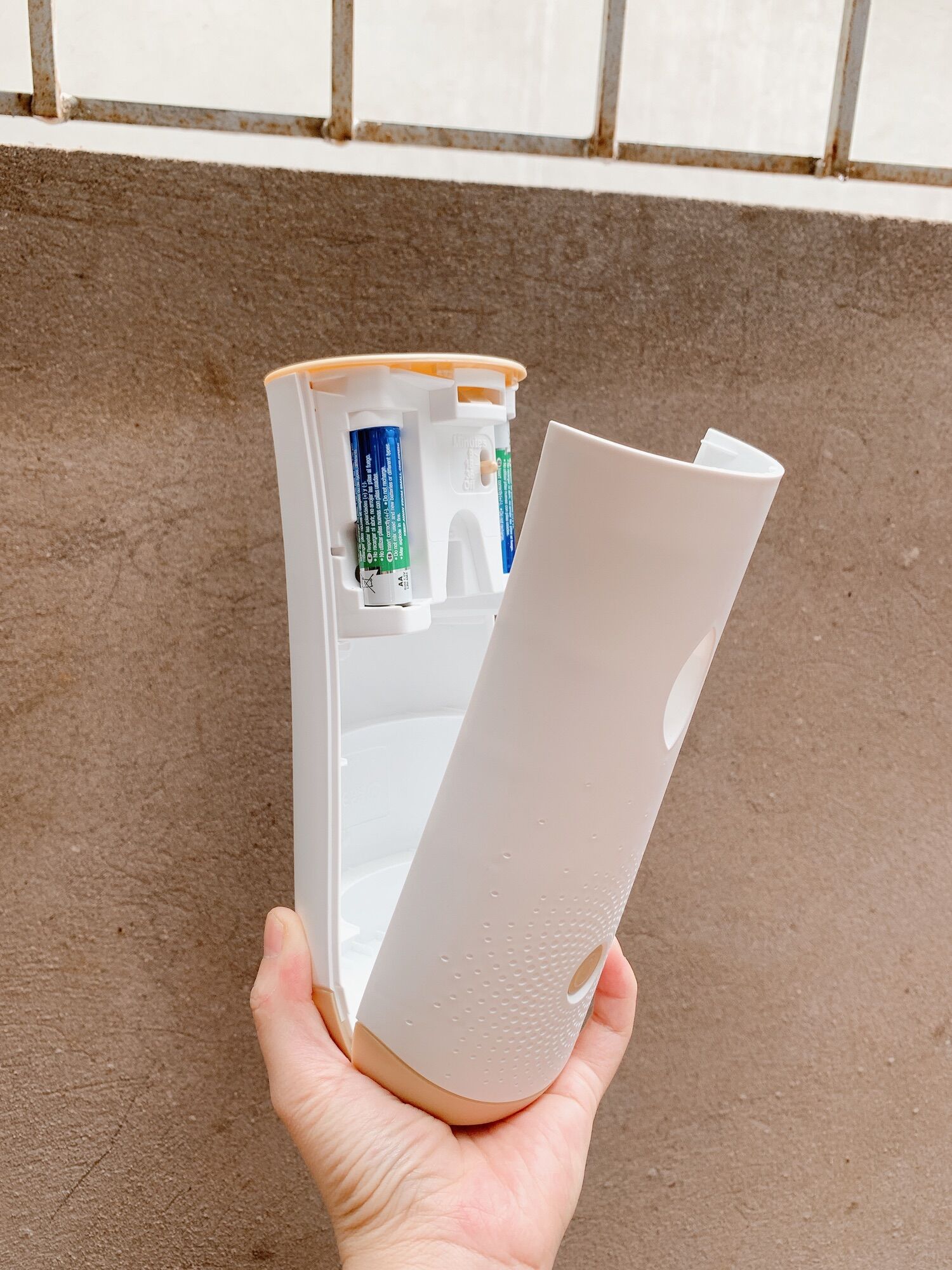 Máy xịt thơm phòng tự động GLADE( Vỏ Máy Không lõi, kèm 2 pin AA)
