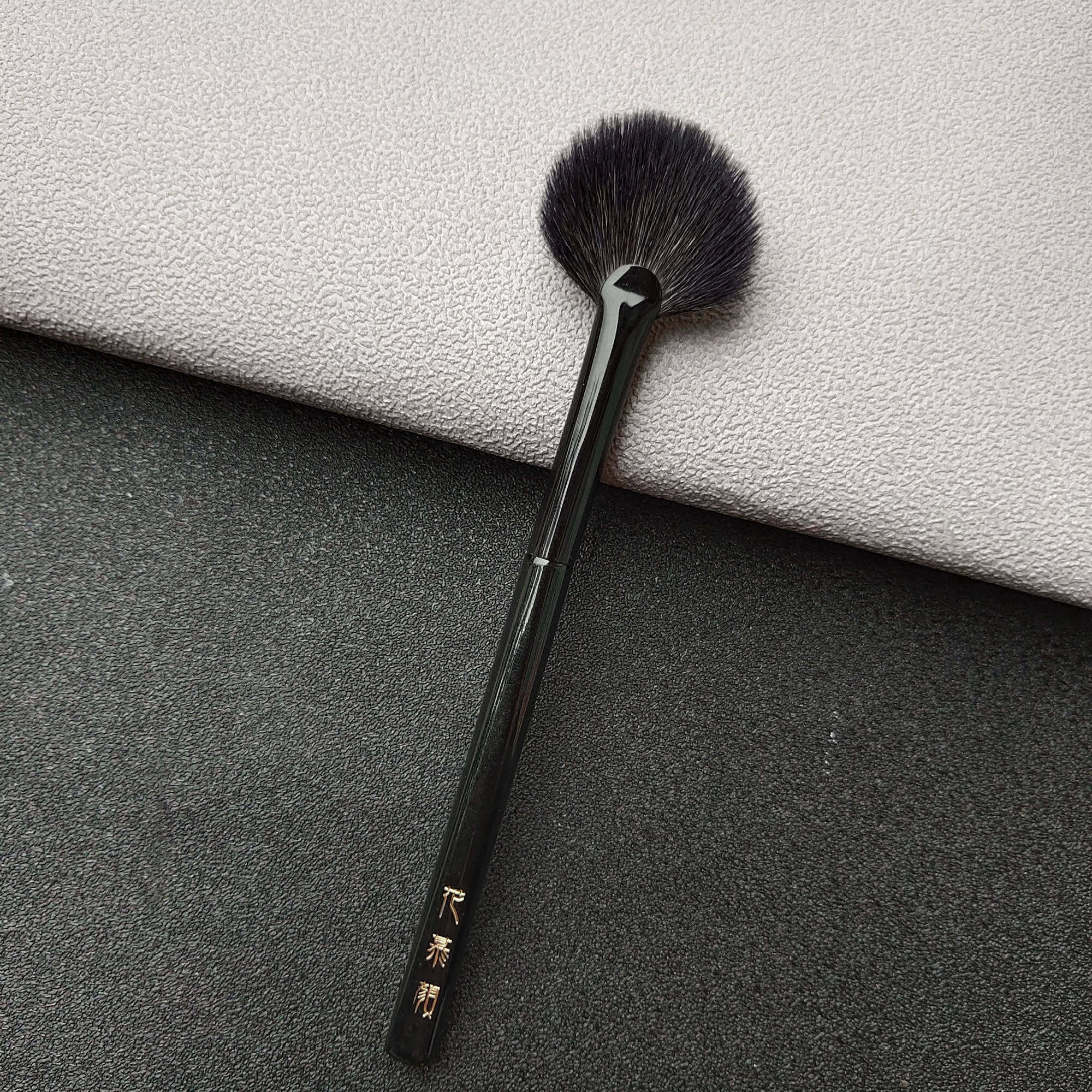 Bàn Chải Highlight Hình Quạt Lông Cừu Đỉnh Ánh Sáng Mịn Giá Đặc Biệt Trong Kho Chổi Phấn Má Bàn Chải Làm Sáng Xương Gò Má Tặng Nắp Chống Bụi