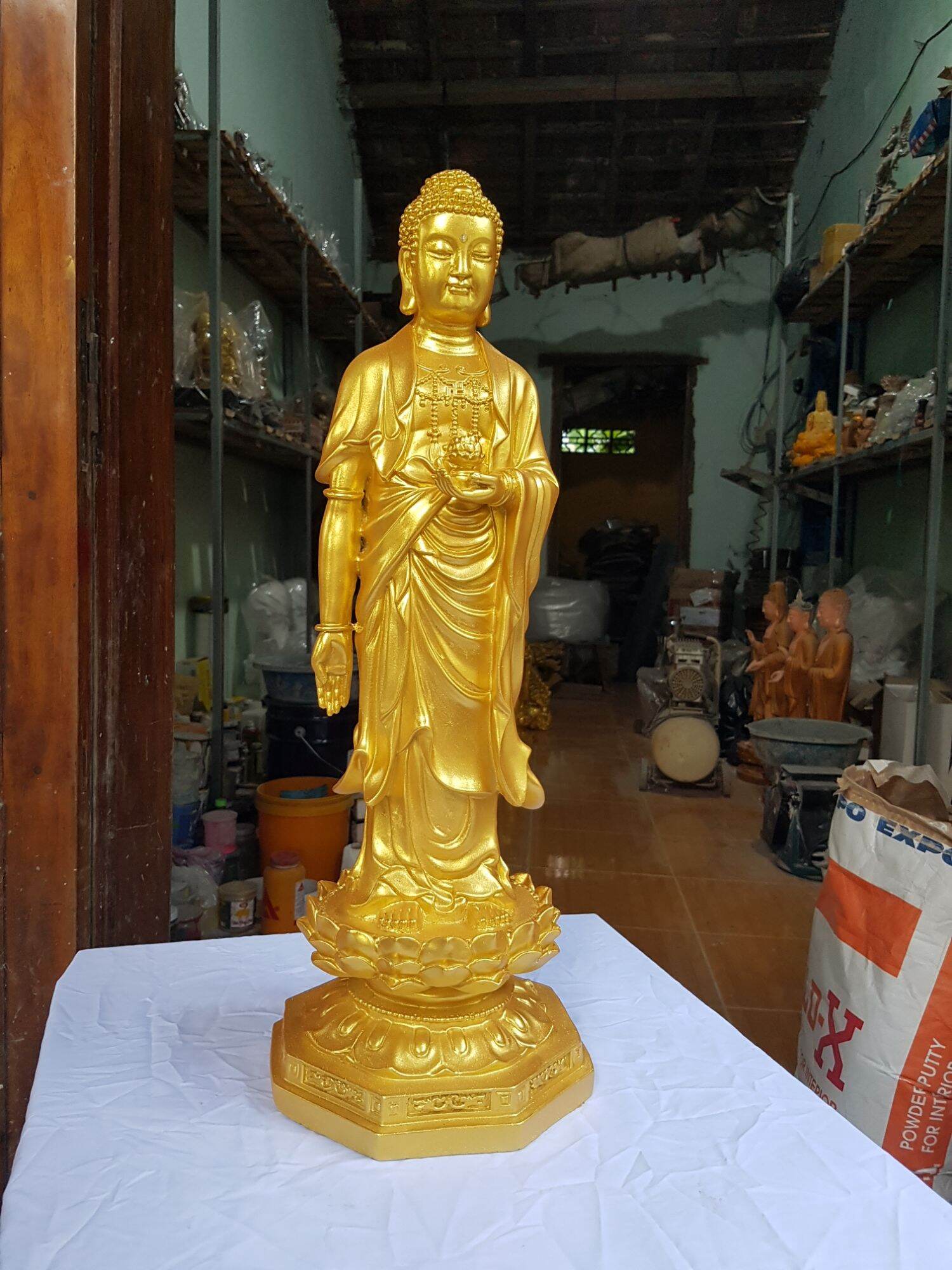 Tượng phật a di đà đứng, cao 60m.