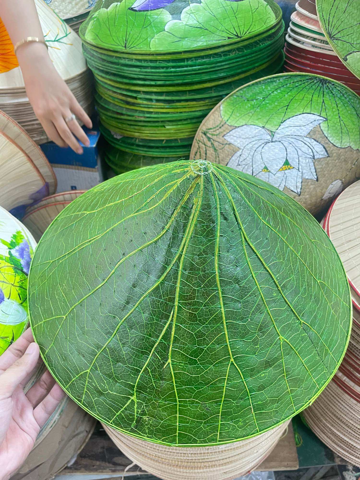 Nón lá sen xứ Huế