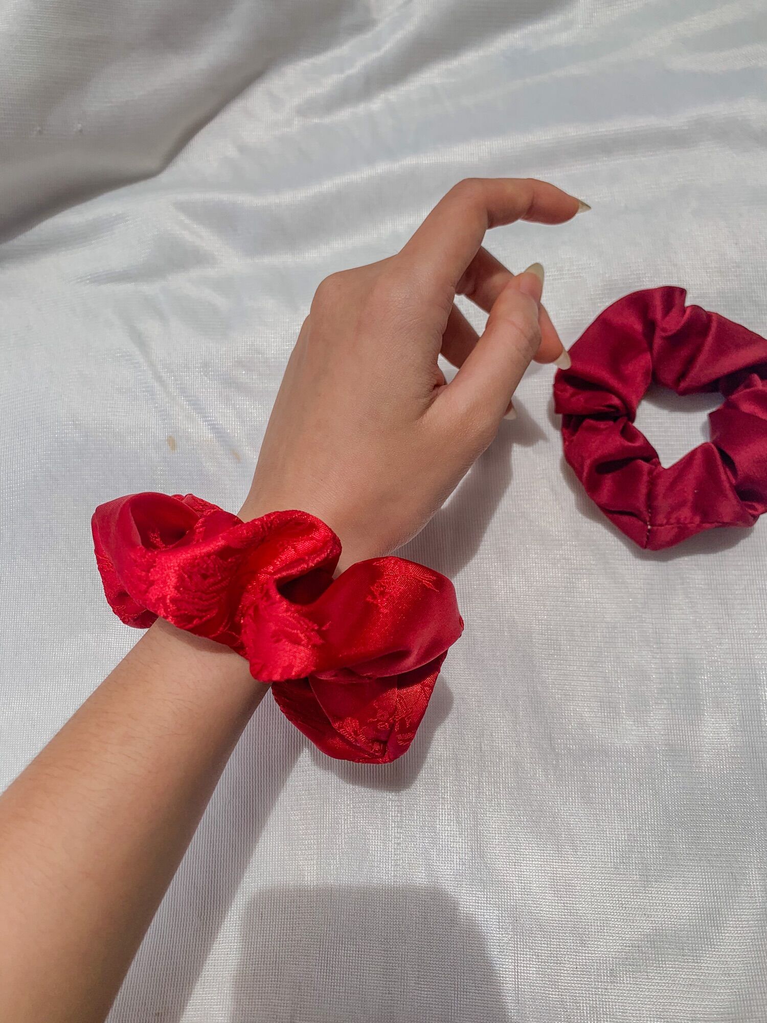 Cột tóc Scrunchies màu đỏ đô. Dây buộc tóc scrunchies