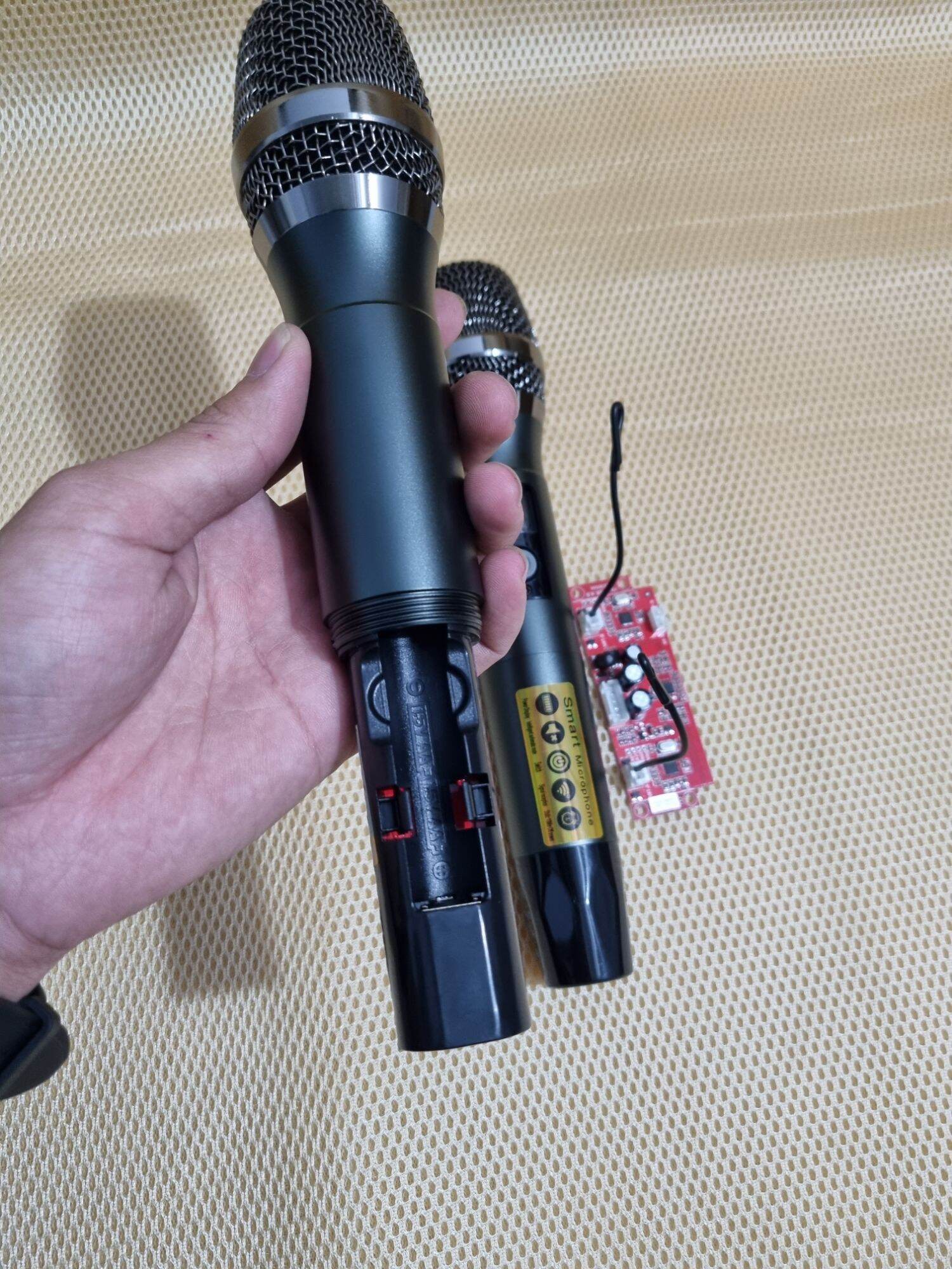 Micro  ko dây  loa kéo UHF kim loại