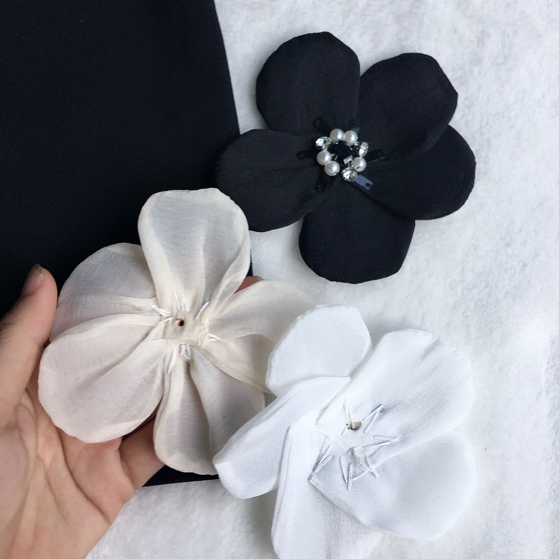 1 HOA TRANG TRÍ CÓ ĐÍNH ĐÁ SIZE TẦM 8cm