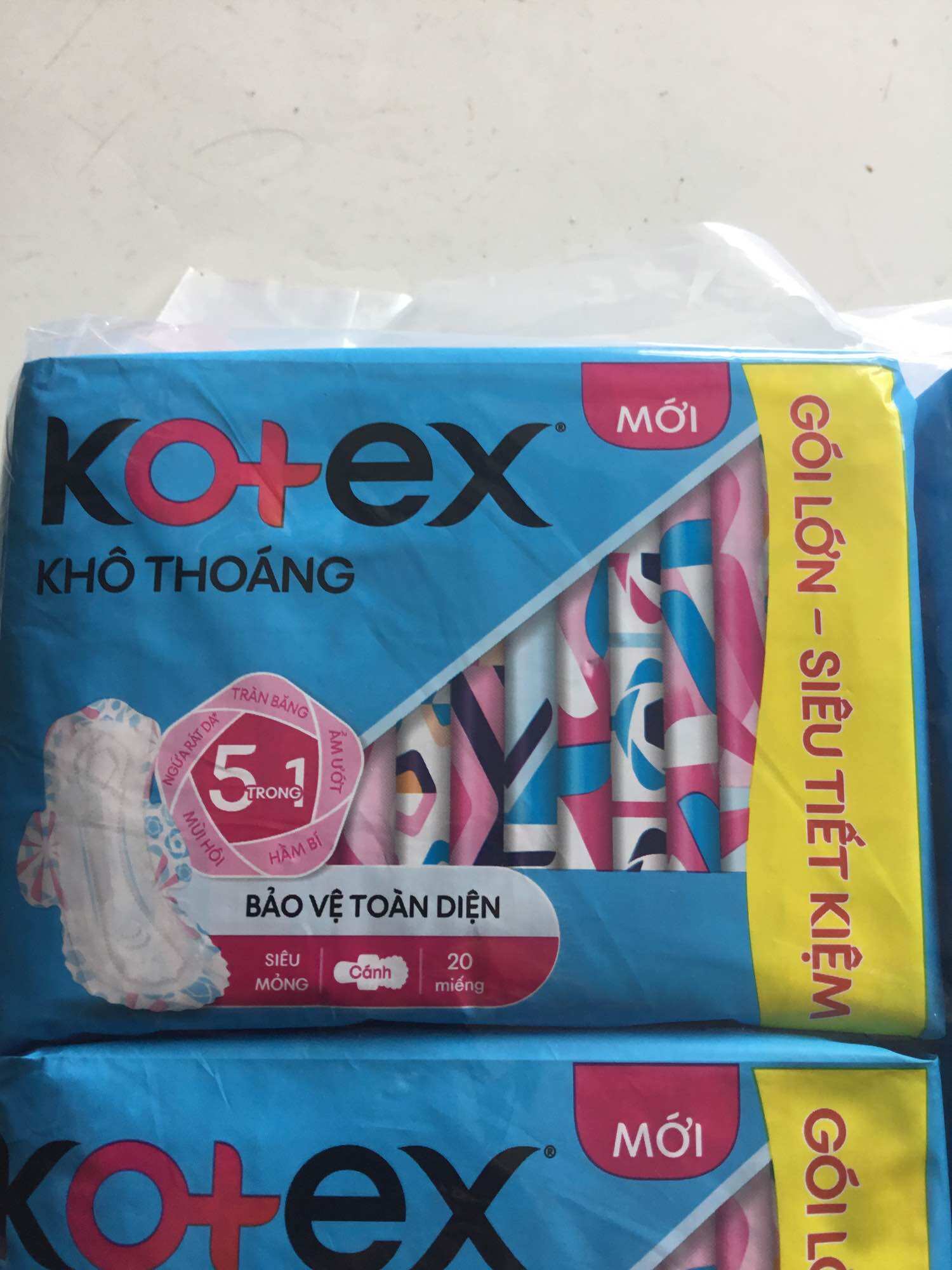 - - 1 gói băng vệ sinh kotex khô thoáng siêu mỏng cánh 23cm - mỗi gói 20 miếng- hsd luôn mới