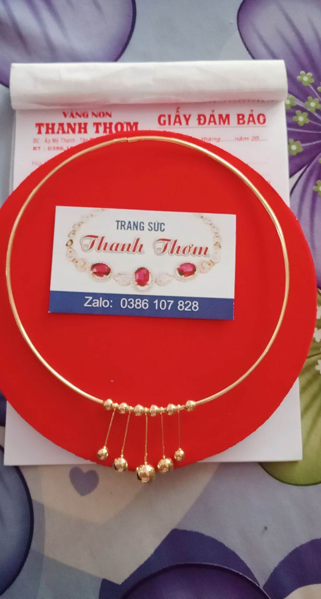 kiềng cổ đeo mãi không đen