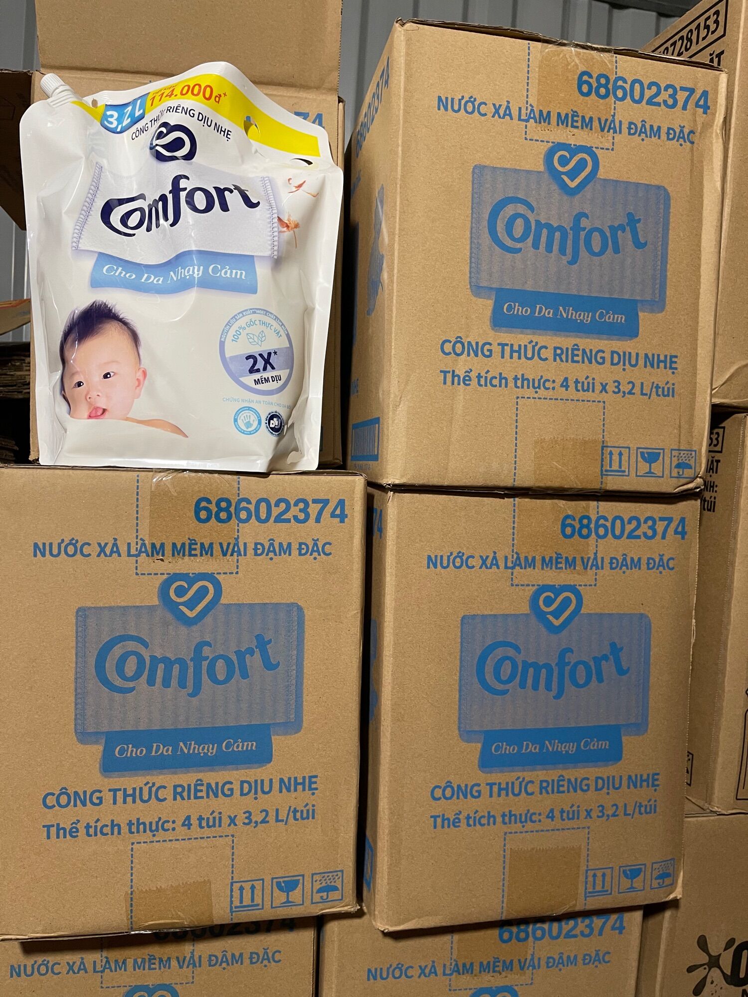 Nước xả vải Comfort 3.2L cho da nhạy cảm dịu nhẹ an toàn cho bé( hàng mới)