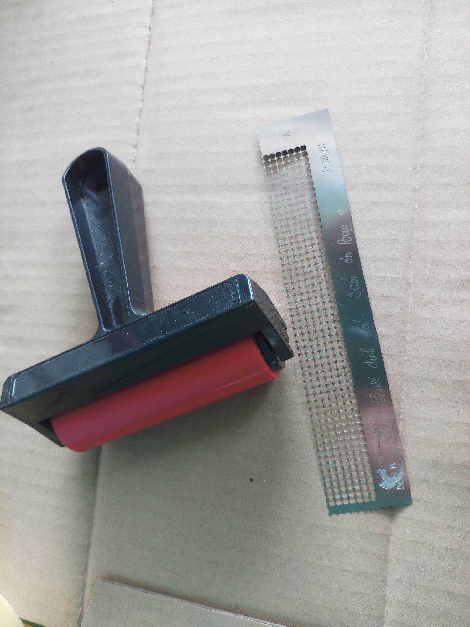 Thước 17cm model a , 1 lăn đá