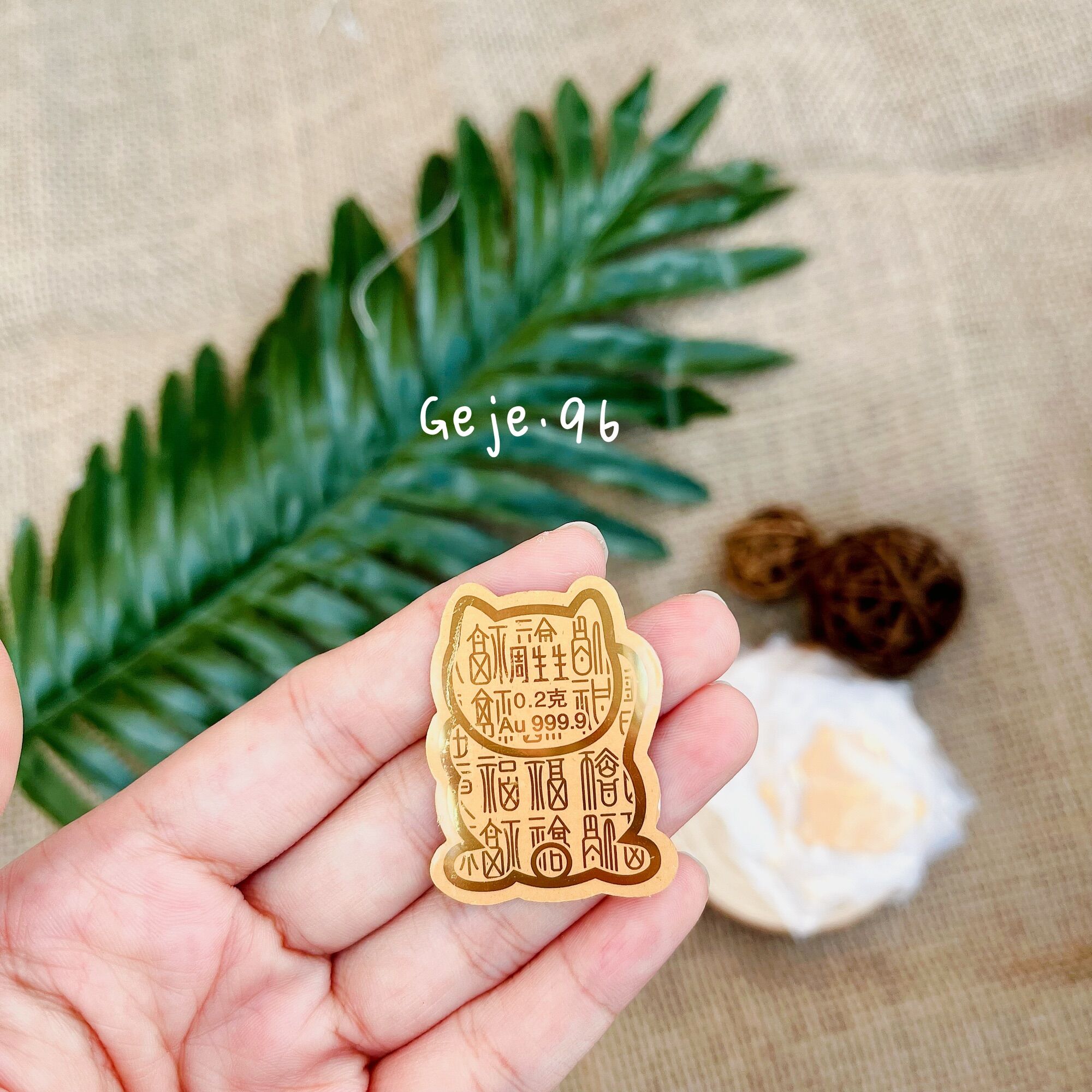 Miếng dán mèo thần tài mạ vàng