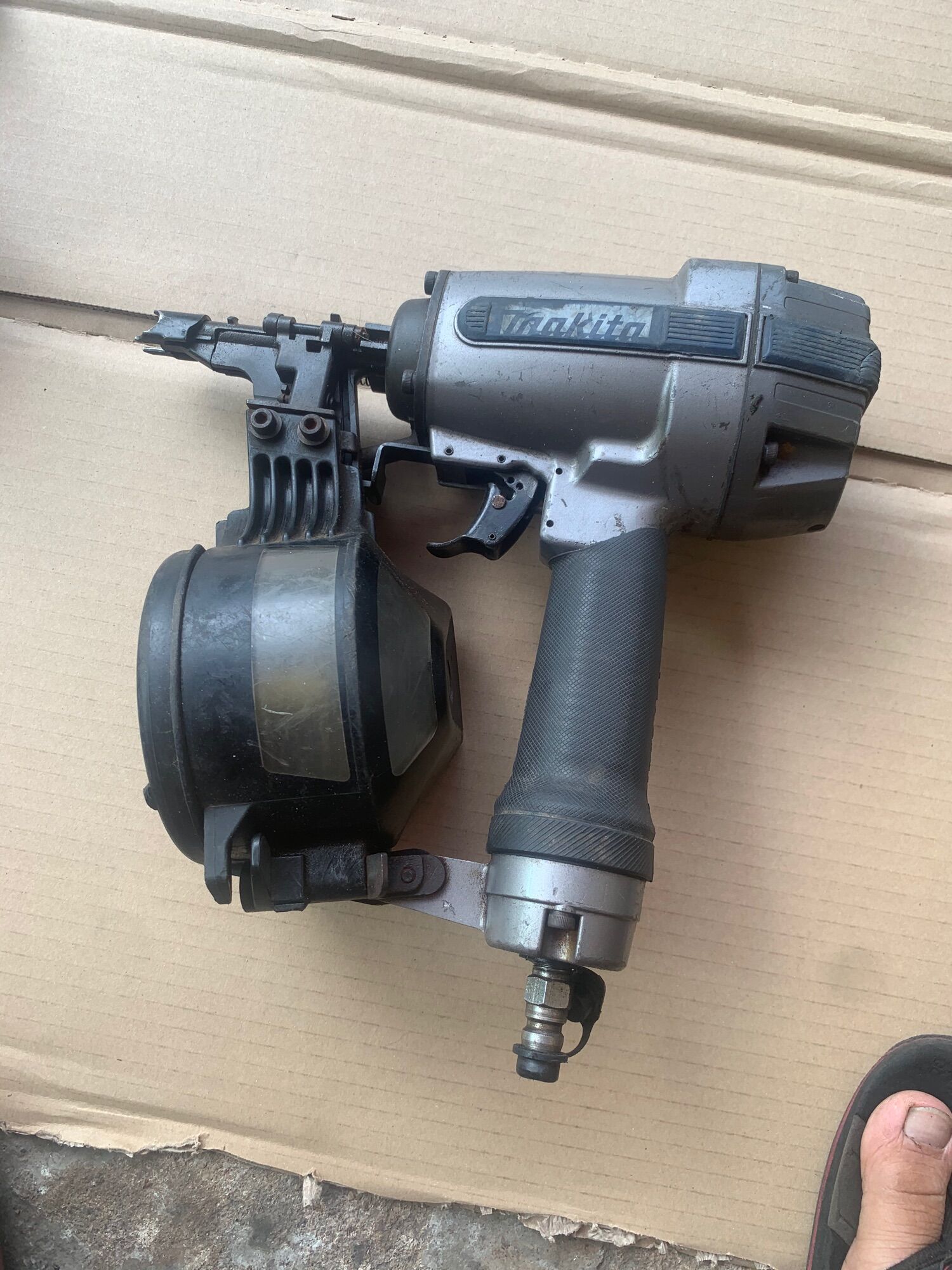 súng bắn đinh pallet cuộn makita