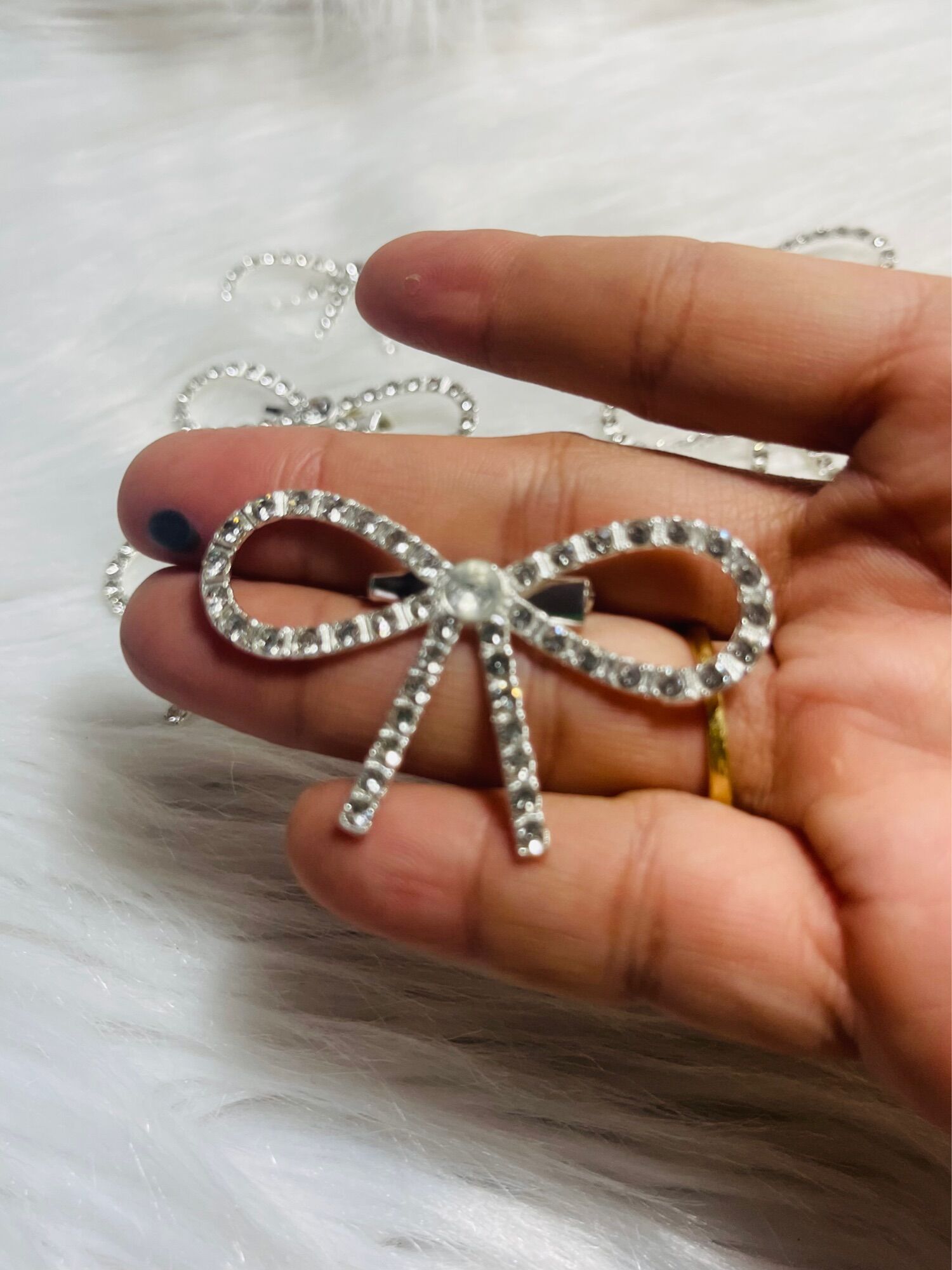 Cài áo nơ đính đá. kt 3x5cm