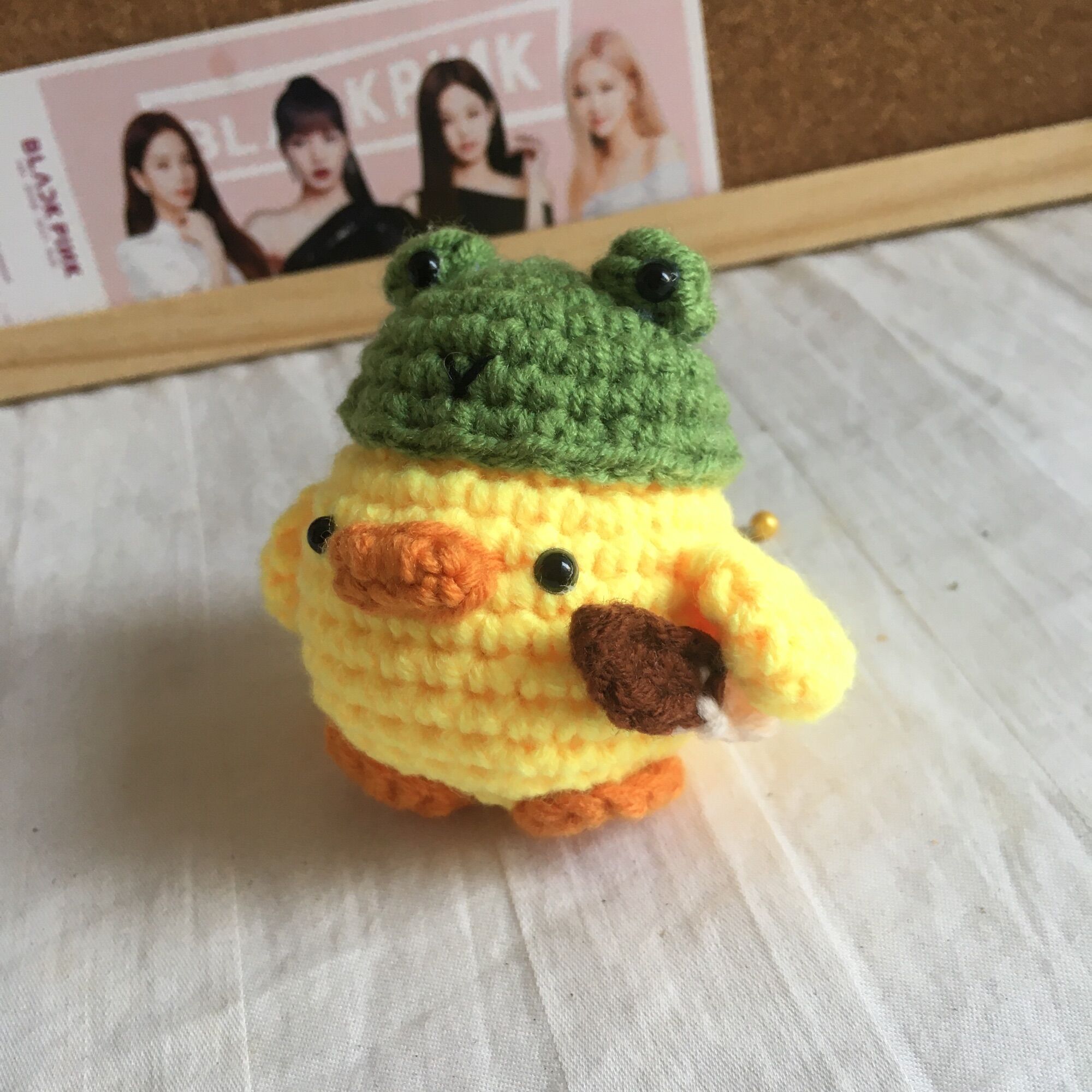 Móc khoá bé vịt đội mũ ếch độc lạ cute