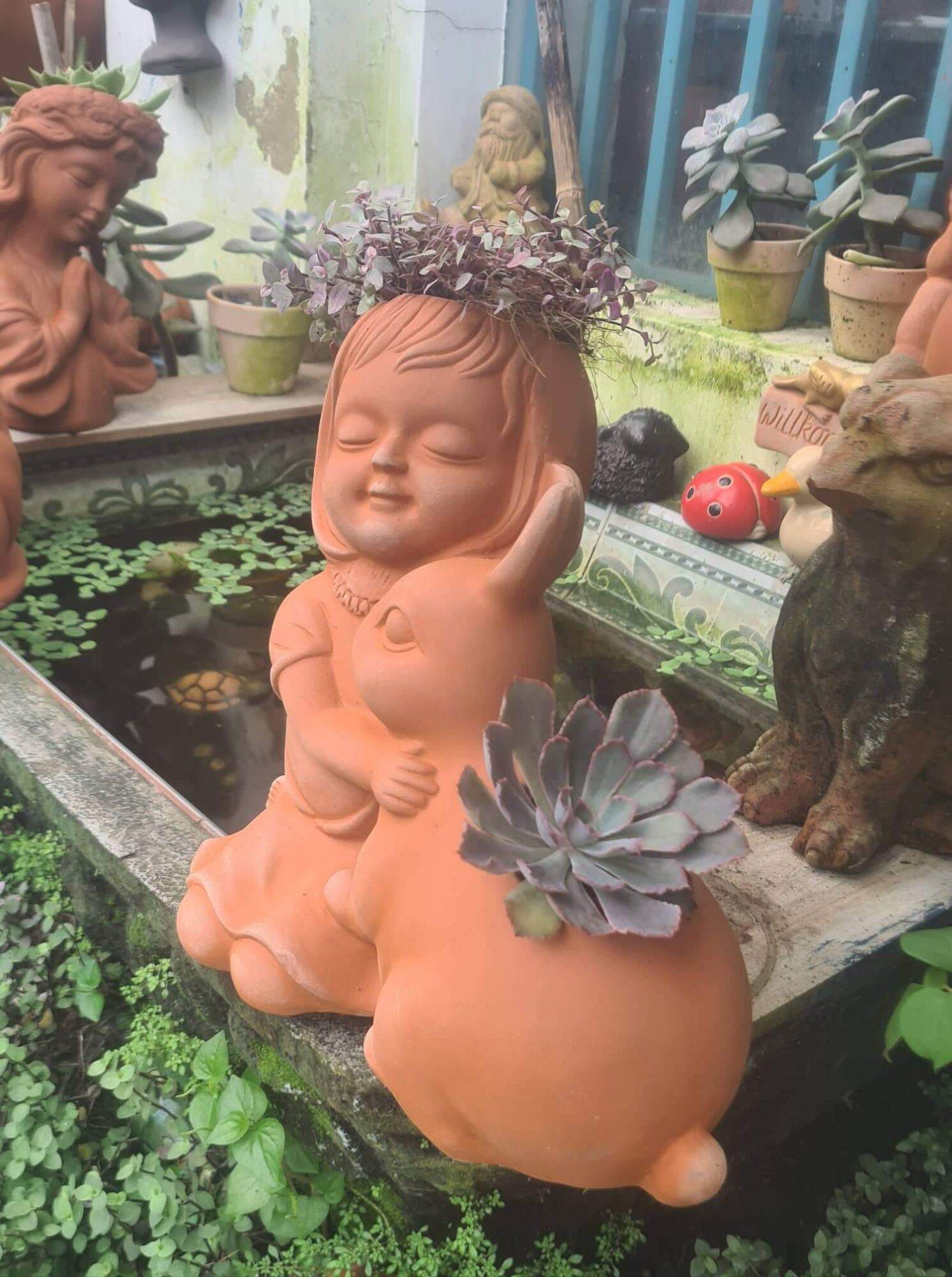 Chậu đất nung Bình Dương bé gái ôm thỏ