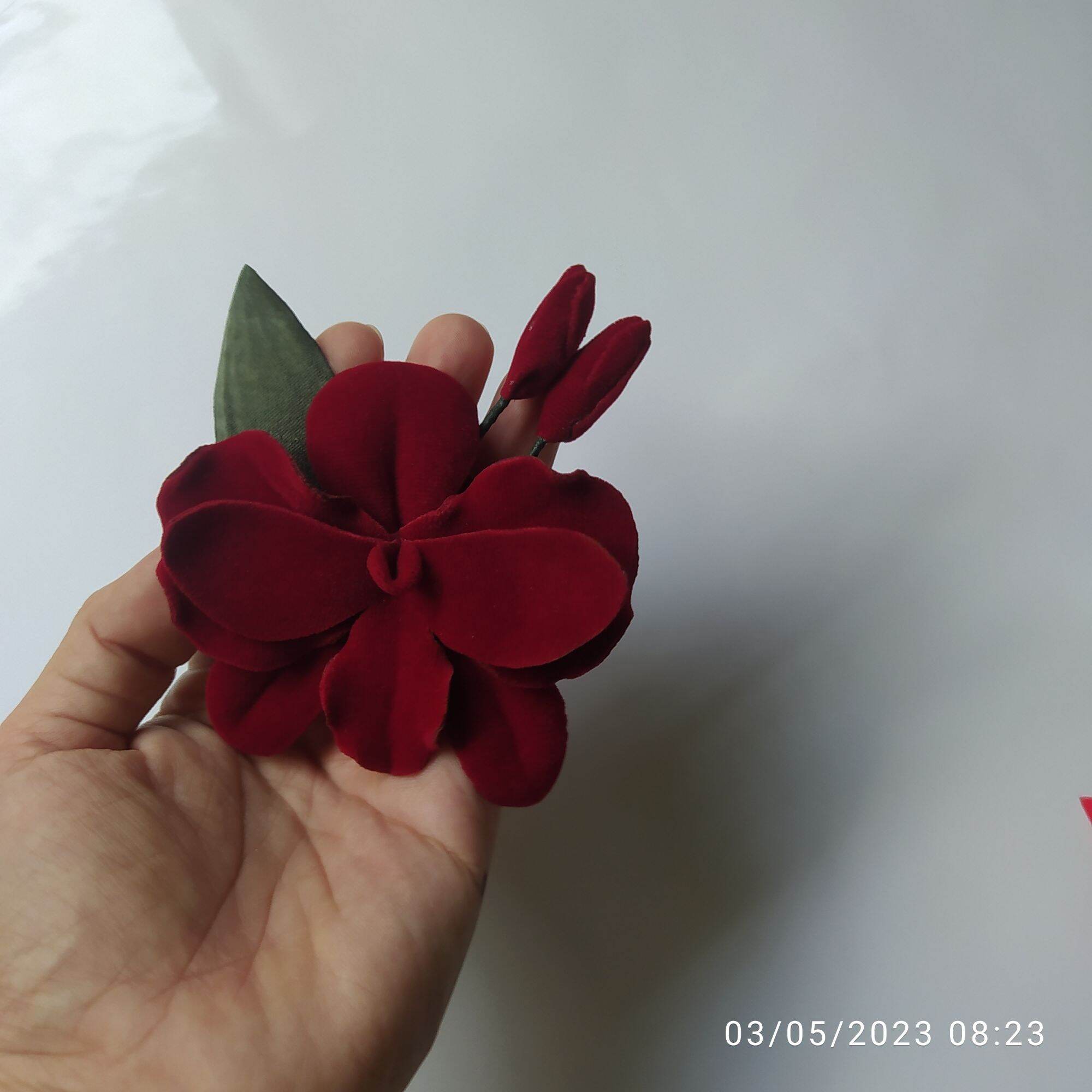 Hoa lan cài áo handmade Canto màu đỏ đô