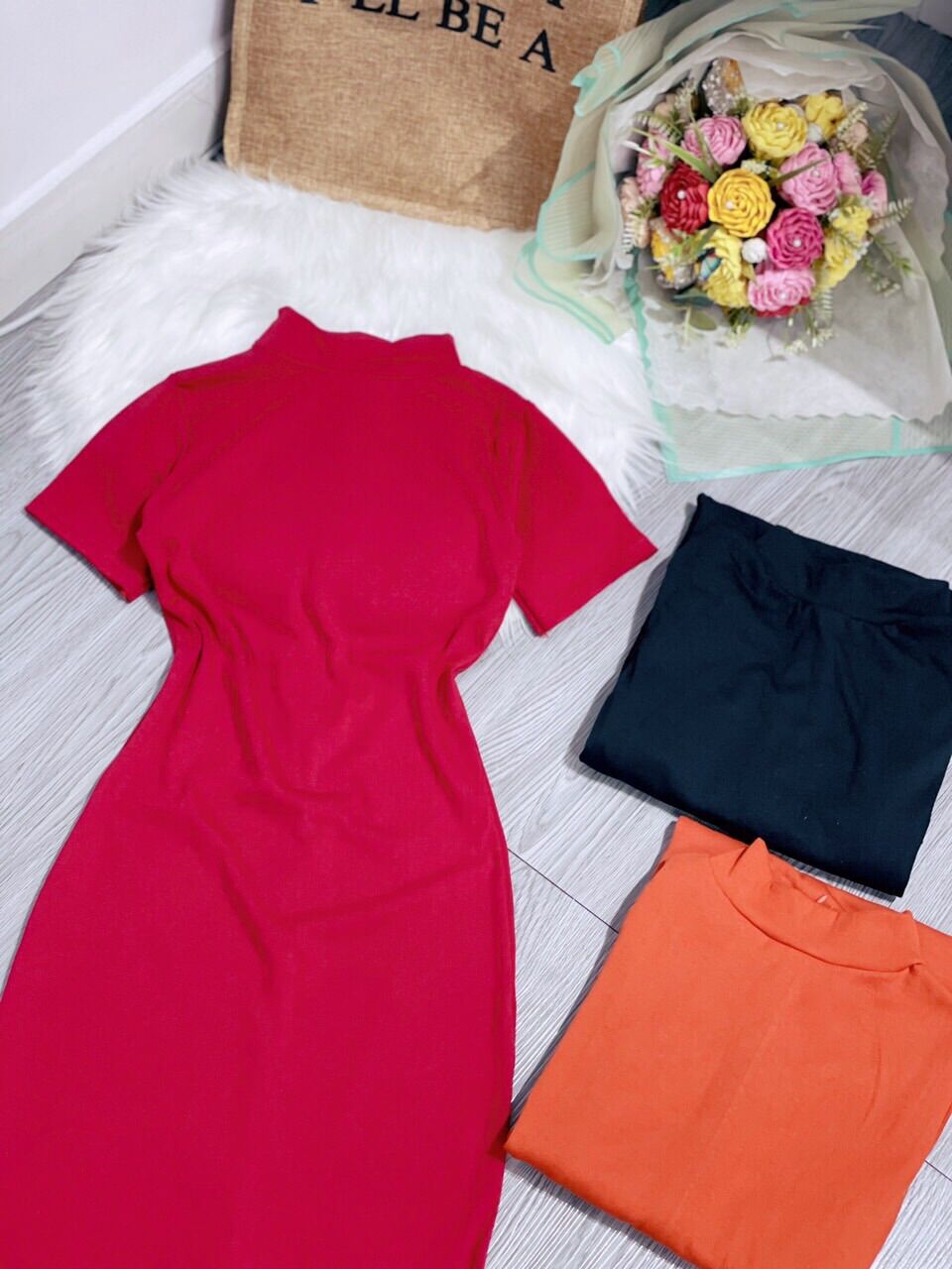 Đầm body cổ lọ tay ngắn xẻ tà.