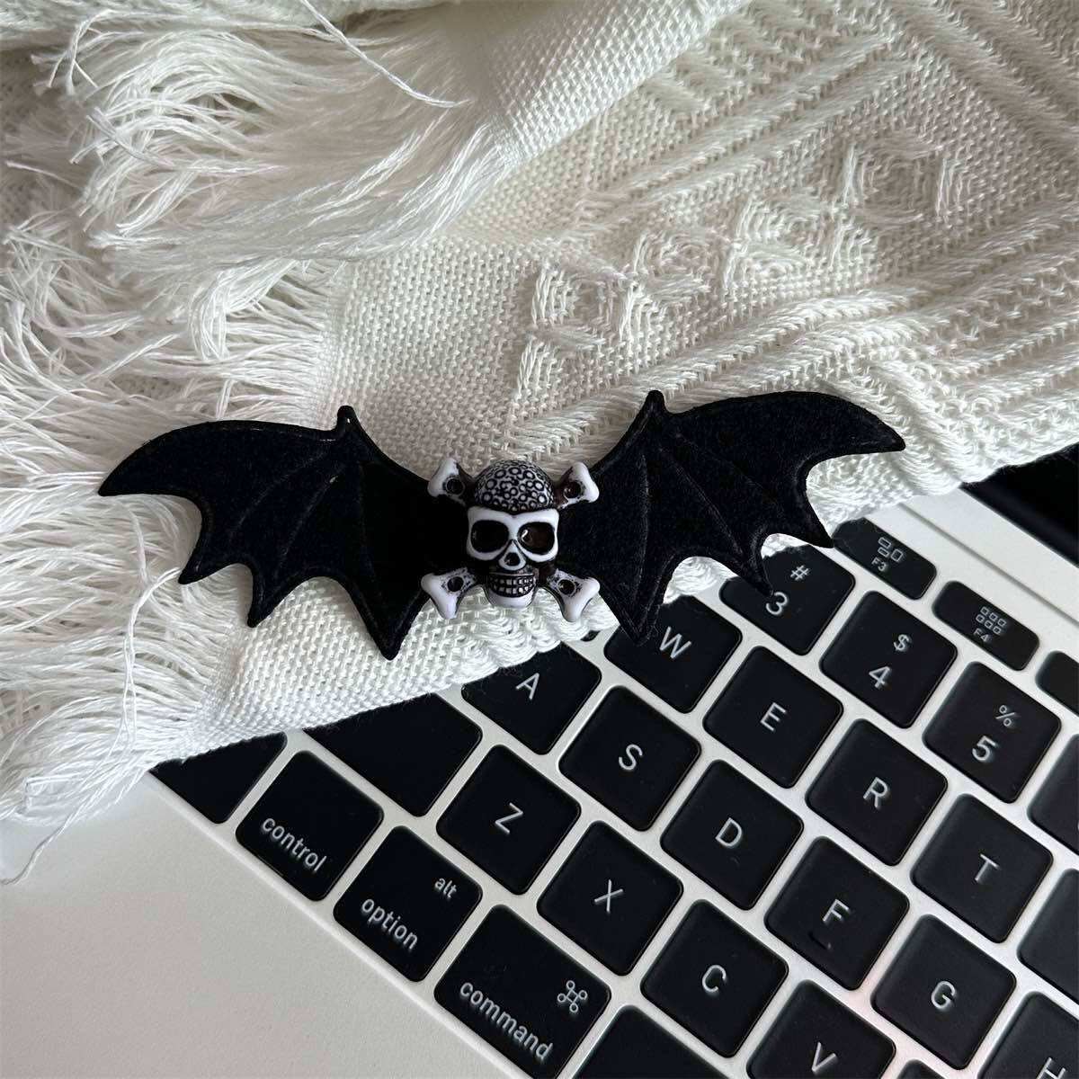 Kẹp tóc hình cánh dơi halloween độc lạ