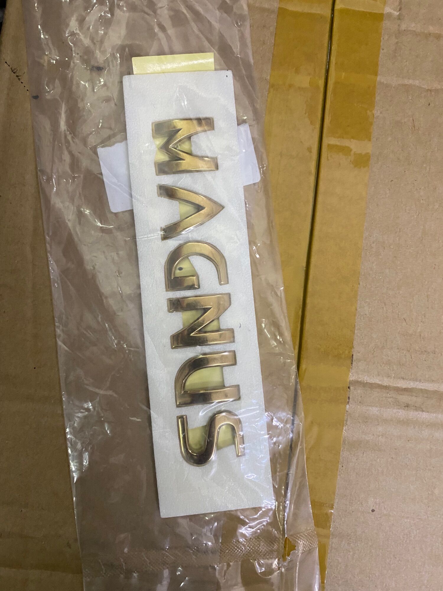 Chữ Magnus dán xe