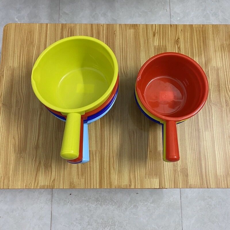 Ca Nhựa Múc Nước Cán Tròn - Dung tích 1,2 lít