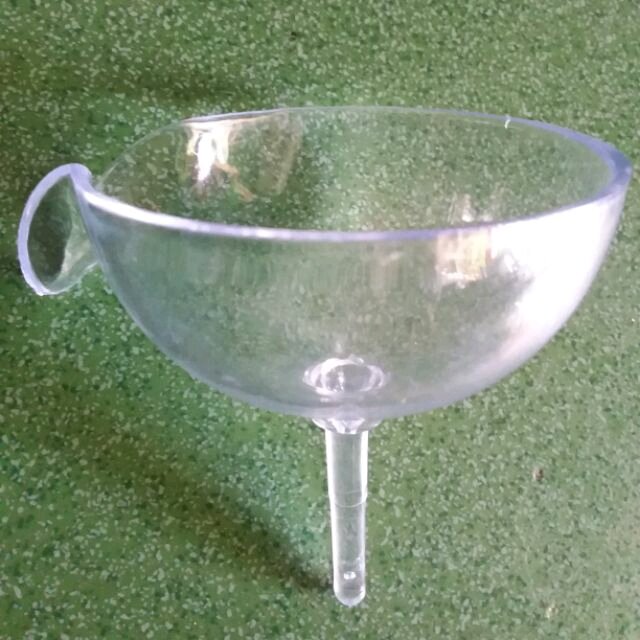 1 chiếc ly mỏ vịt
