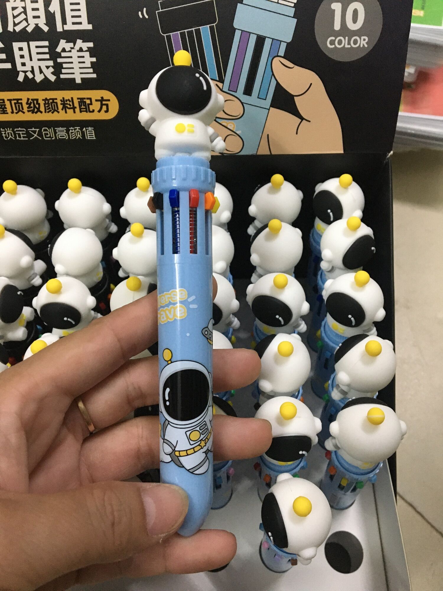 Bút bi 10 màu có hình phi hành gia đáng yêu