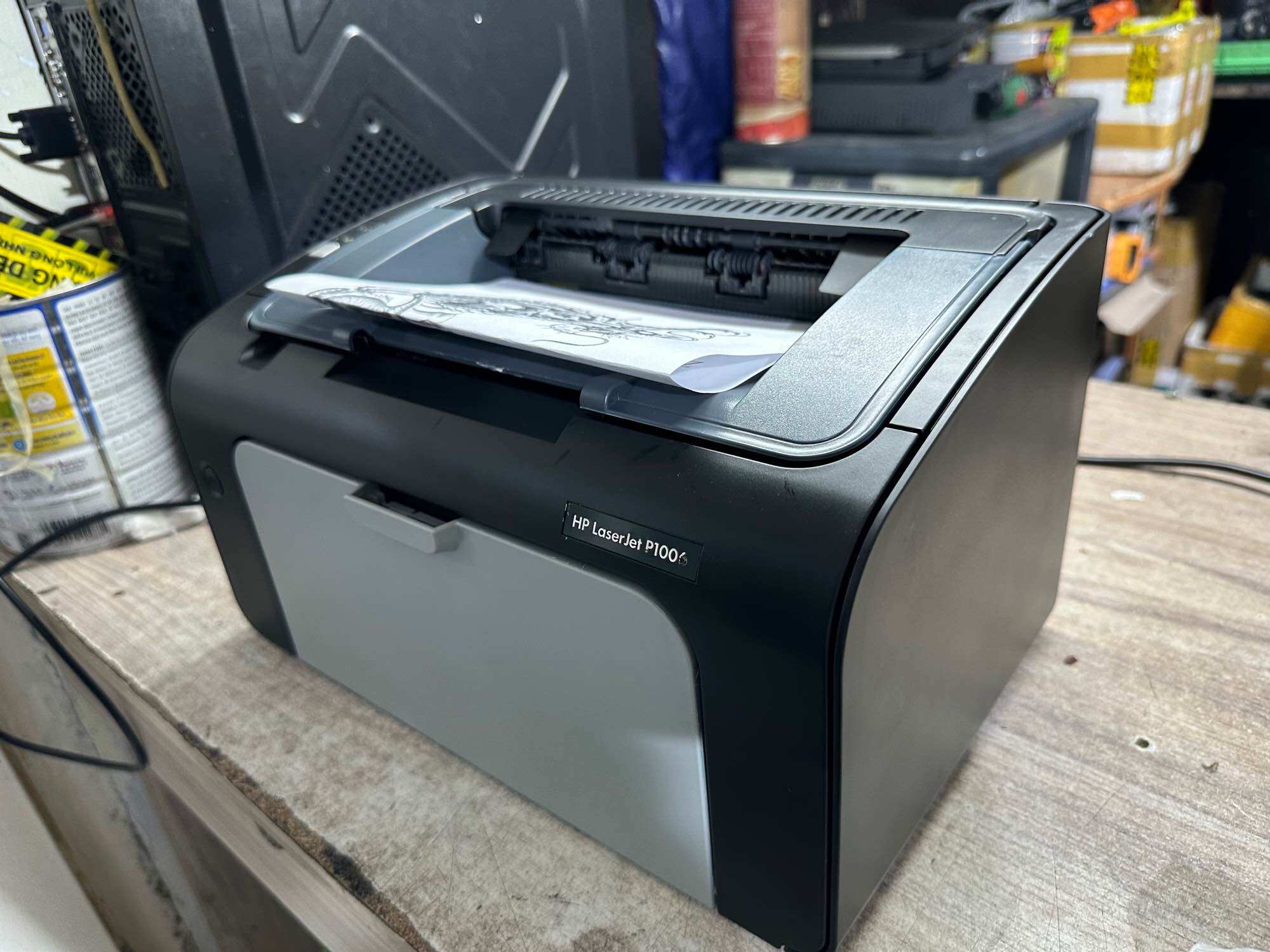 Máy In Hp 1006 màu đen sang trọng