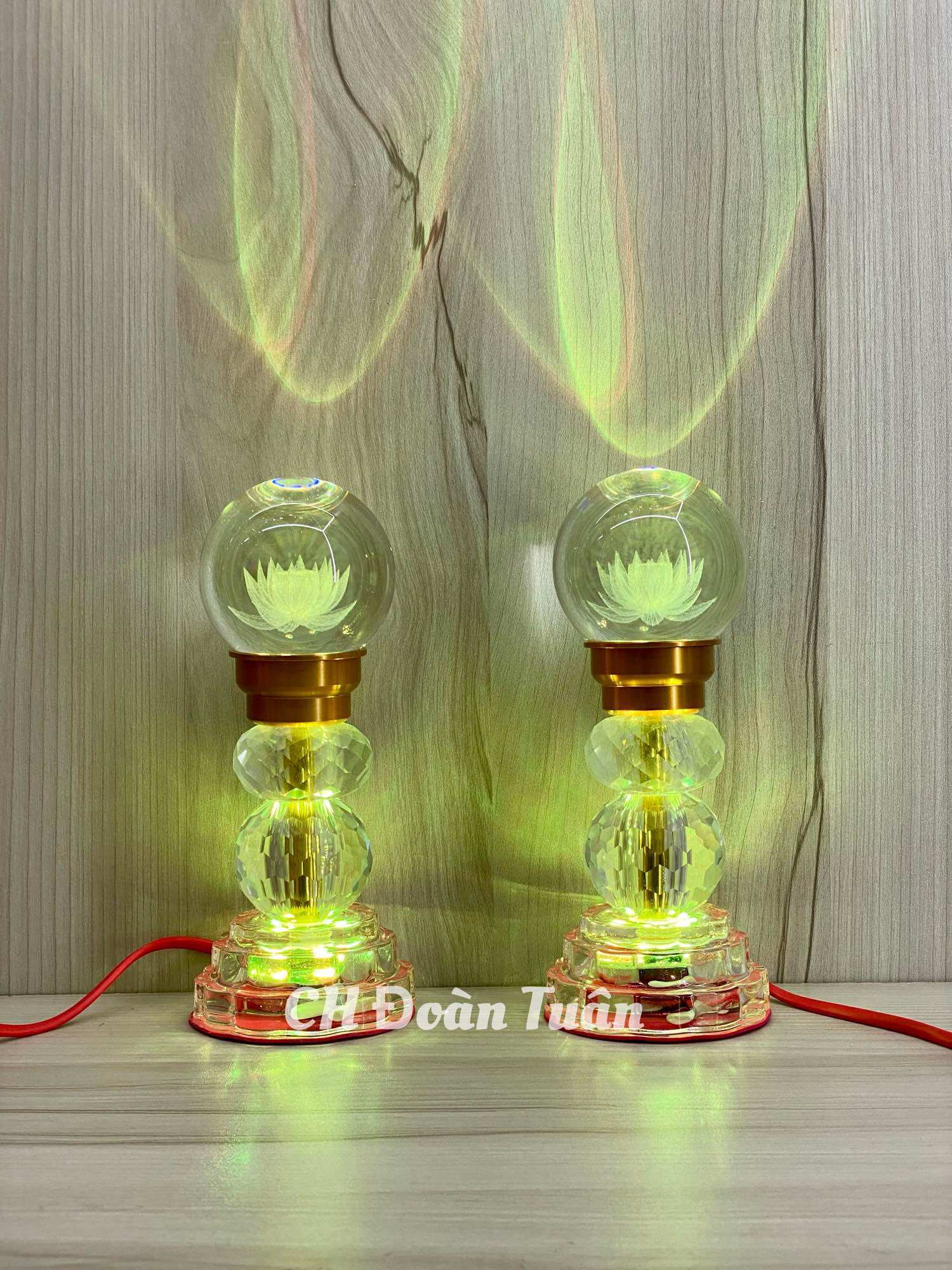 MỘT CẶP ĐÈN THỜ QUẢ CẦU PHA LÊ KHẮC HOA SEN