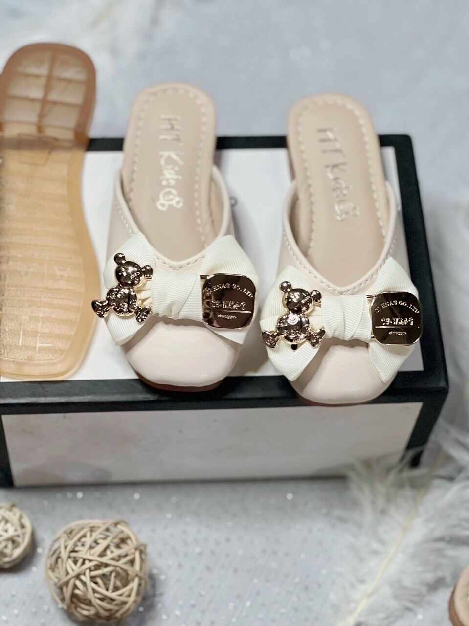 Dép sục da khoá gấu nơ xinh cho bé gái