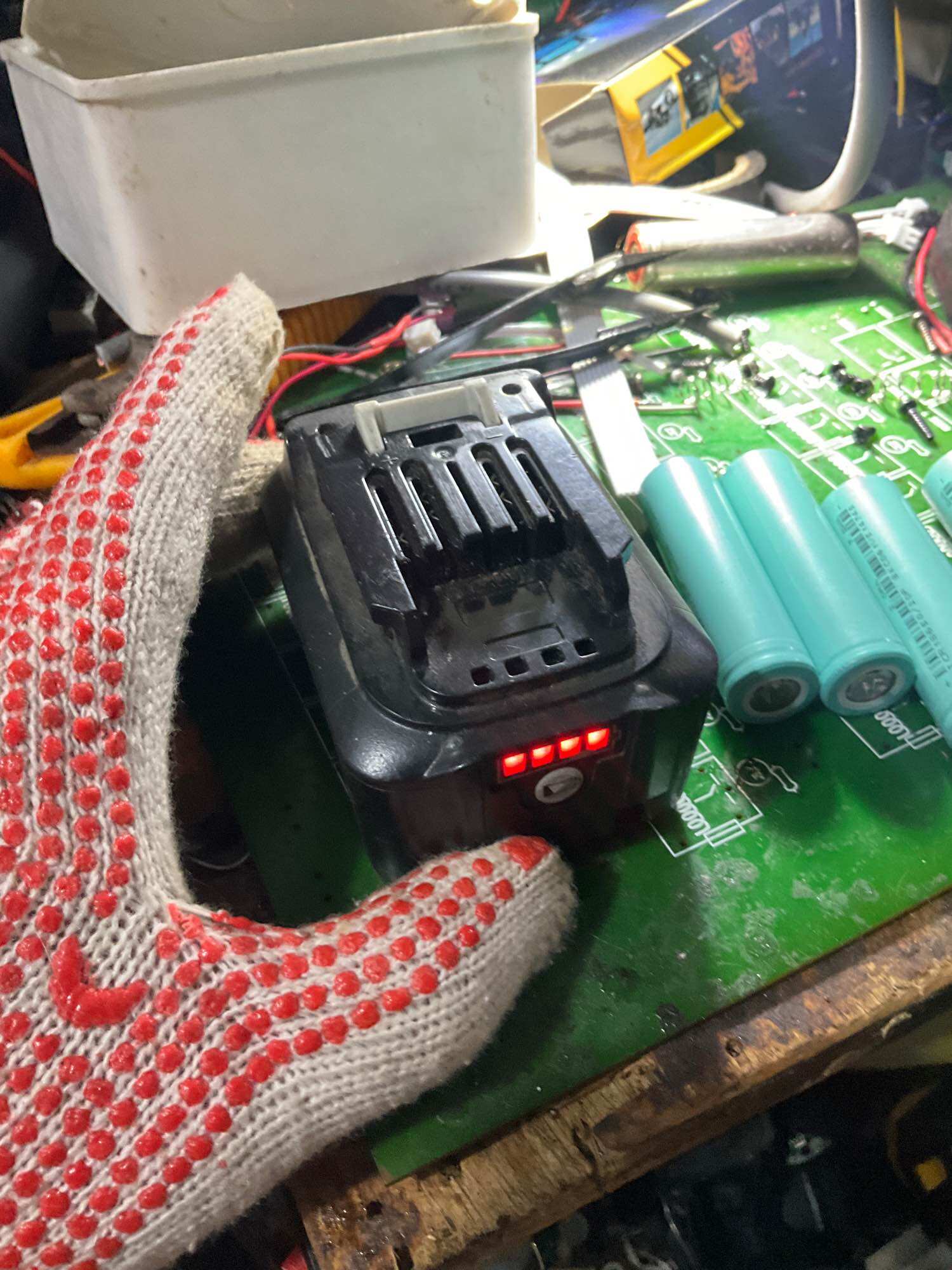 Pin 12v max makita 4ah đã đóng lại nhận sạc zin