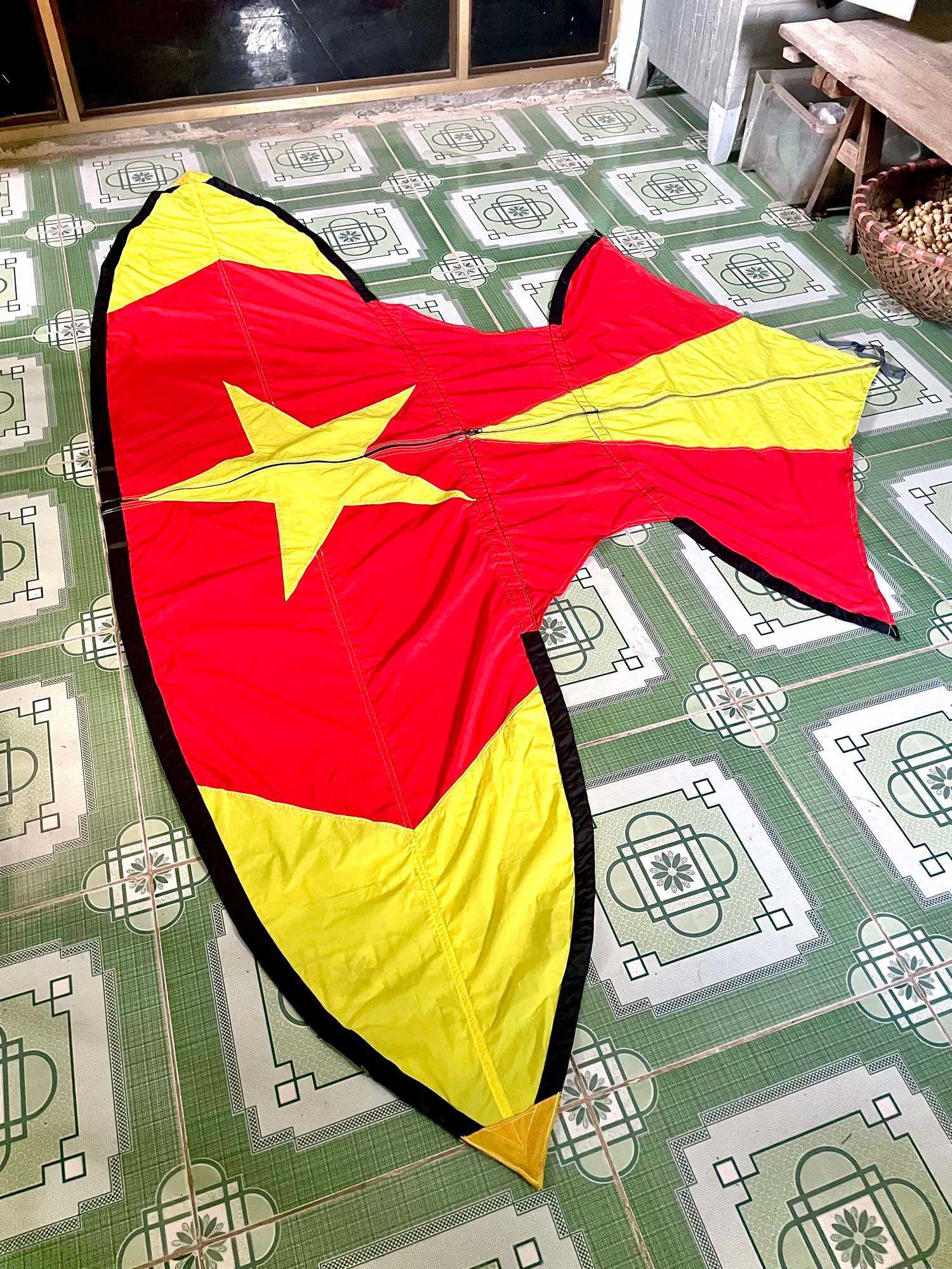 Áo diều cờ đỏ khung 2m5 đuôi cá bẹn cực đẹp