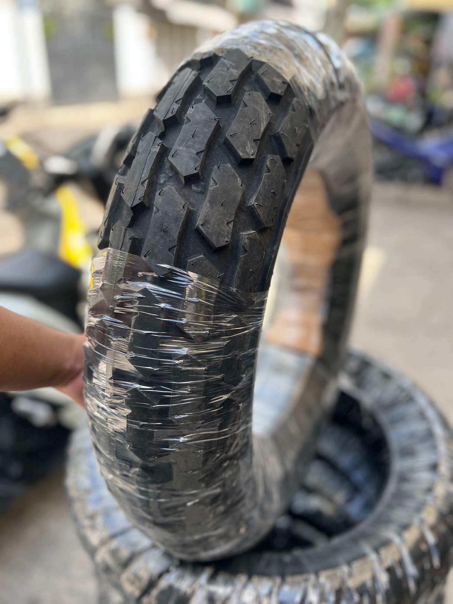 Vỏ dunlop k180, vỏ dunlop 180/80-14, vỏ k180 180/80-14, vỏ xe yamaha tw200, vỏ xe suzuki vanvan 200 dunlop 180/80-14, vỏ k180 180/80-14, vỏ xe yamaha tw200, vỏ xe suzuki vanvan 200 chính hãng