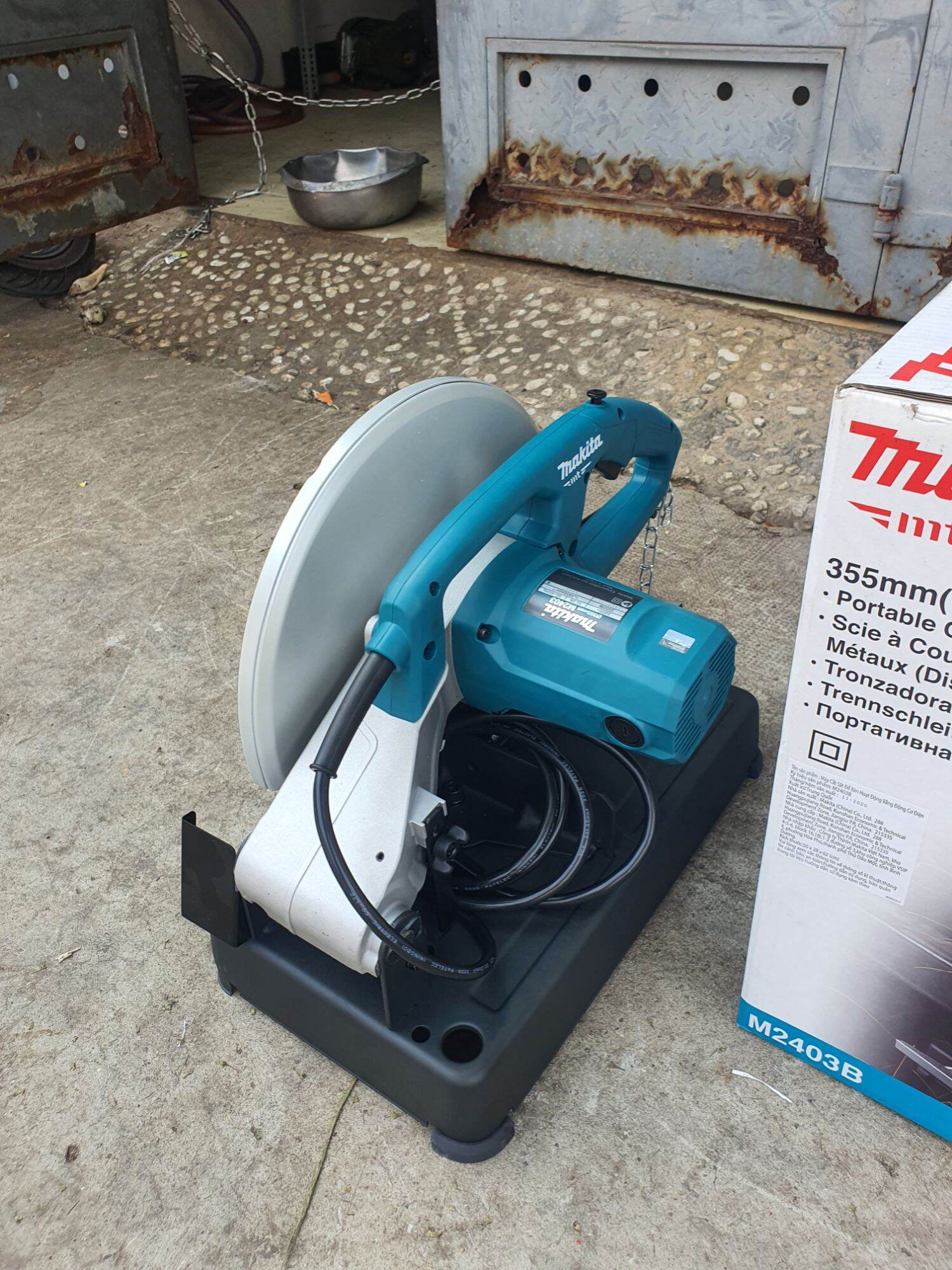 Máy cắt sắt bàn Makita M2403