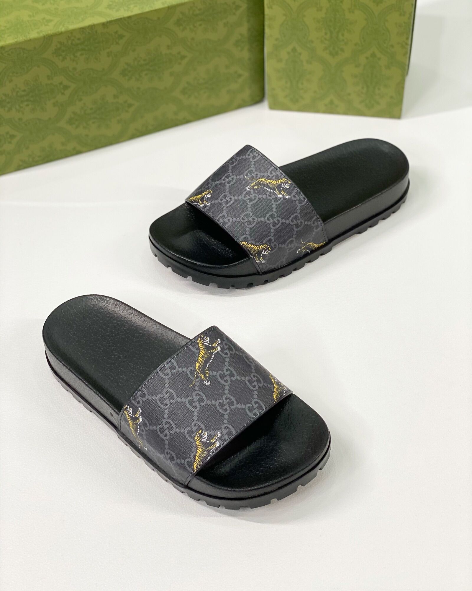 ♨️ HOT🔥Giày sneaker nam 𝕃𝕠𝕦𝕓𝕠𝕦𝕥𝕚𝕟 mũi đinh đen fullbox