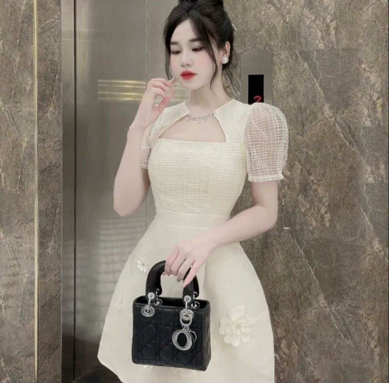 Đầm dự tiệc dáng xoè cổ đính đá siêu sang