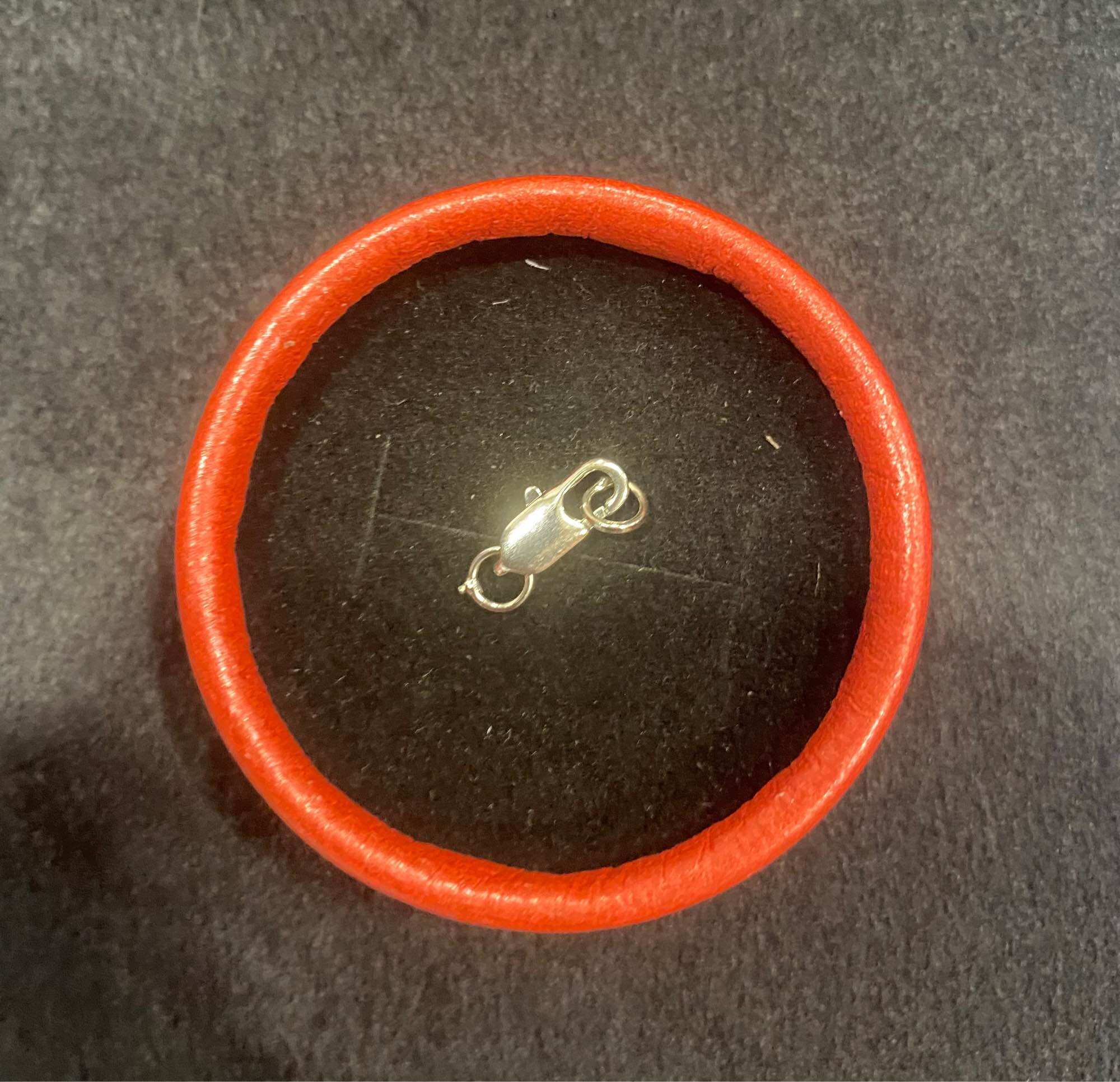 Charm khoá vàng titan mic vòng
